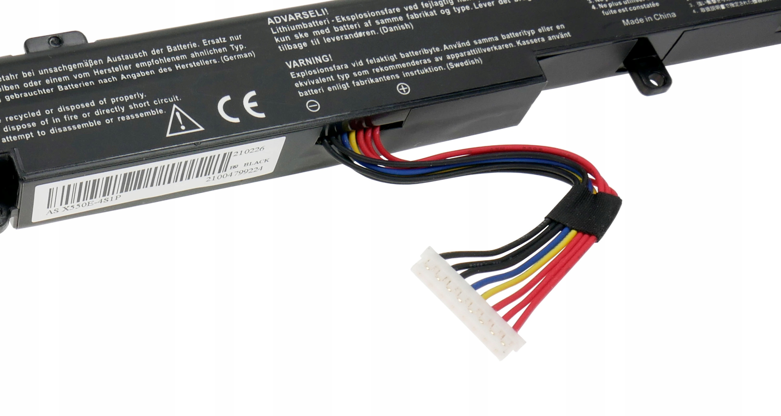 Czarna bateria do laptopa z kablami i naklejką z numerem modelu AS X550E-4S1P.