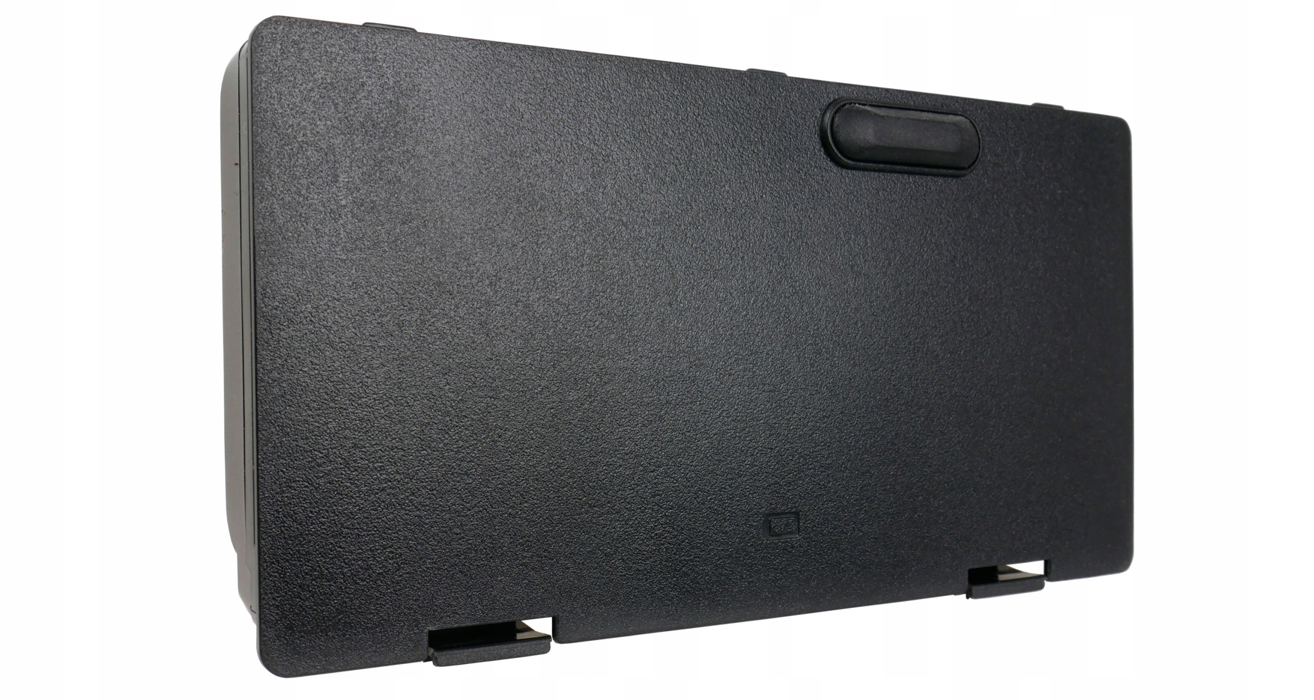 Czarna, teksturowana obudowa z owalnym uchwytem w prawym górnym rogu.