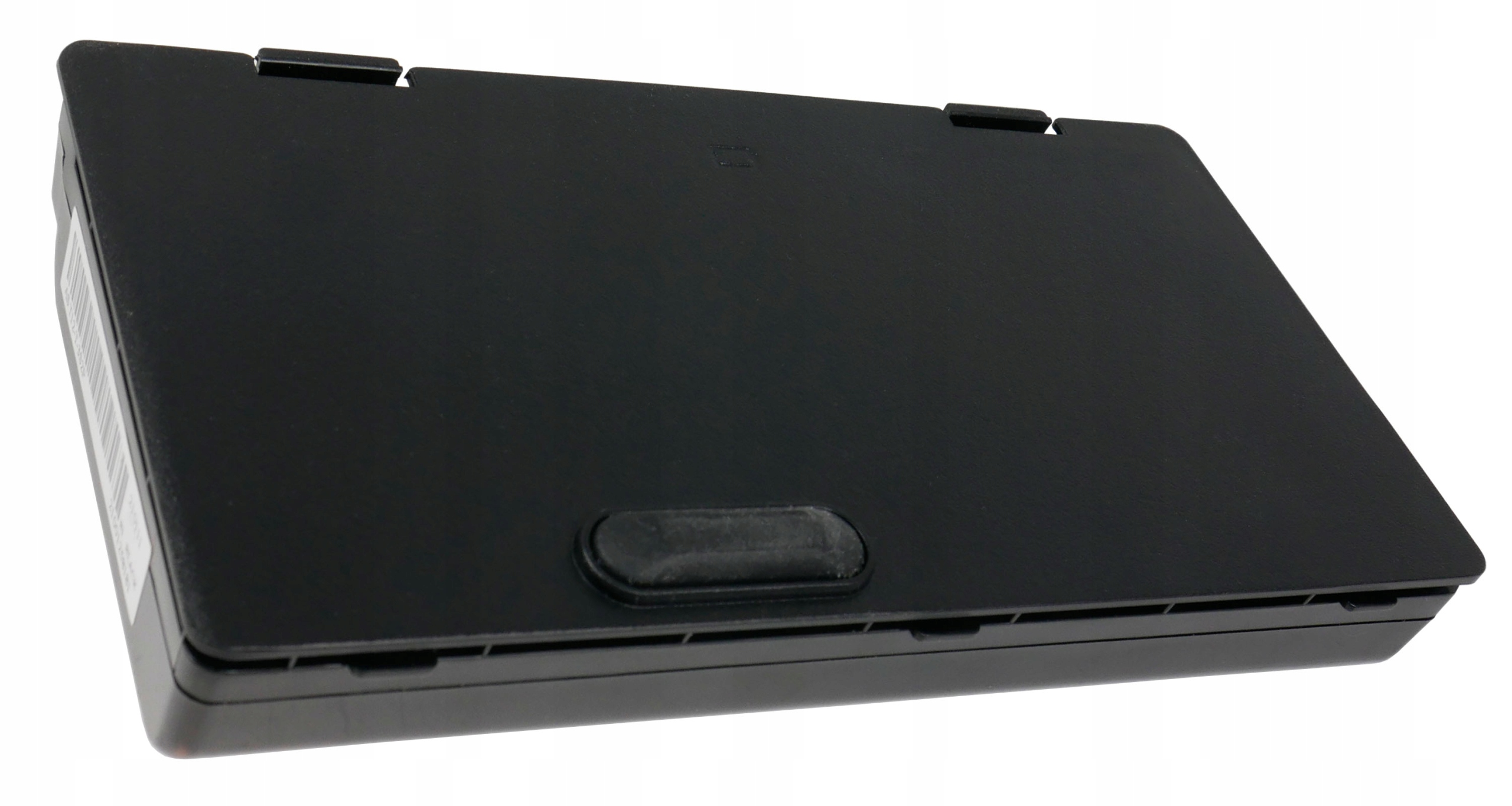 Czarna bateria do laptopa z zatrzaskiem pośrodku.