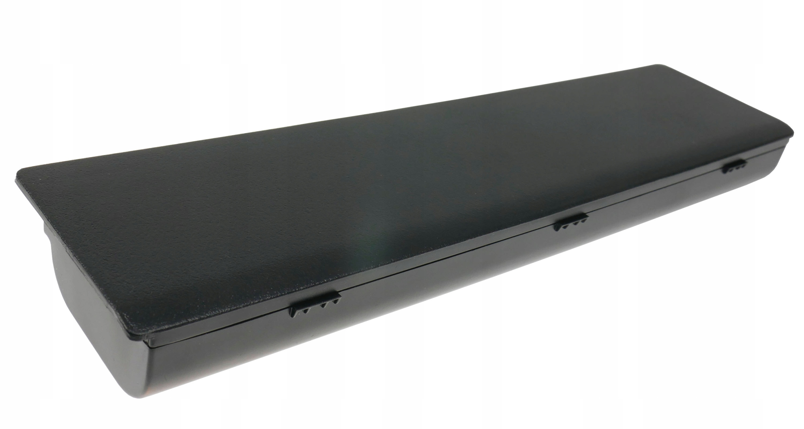 Czarna, prostokątna walizka do przechowywania z zaokrąglonymi rogami i małymi zatrzaskami.