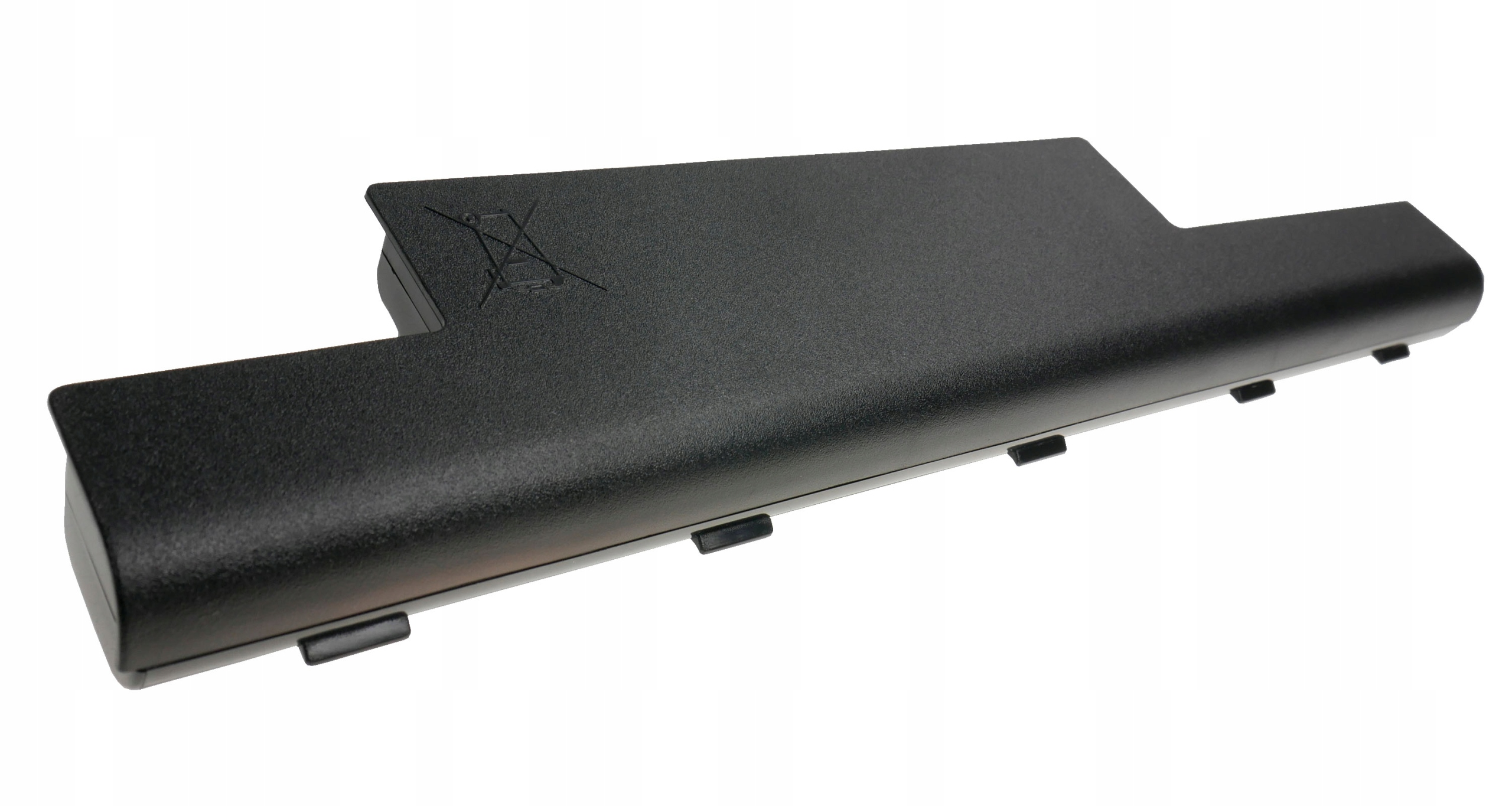 Czarna bateria do laptopa z symbolem utylizacji, na białym tle.