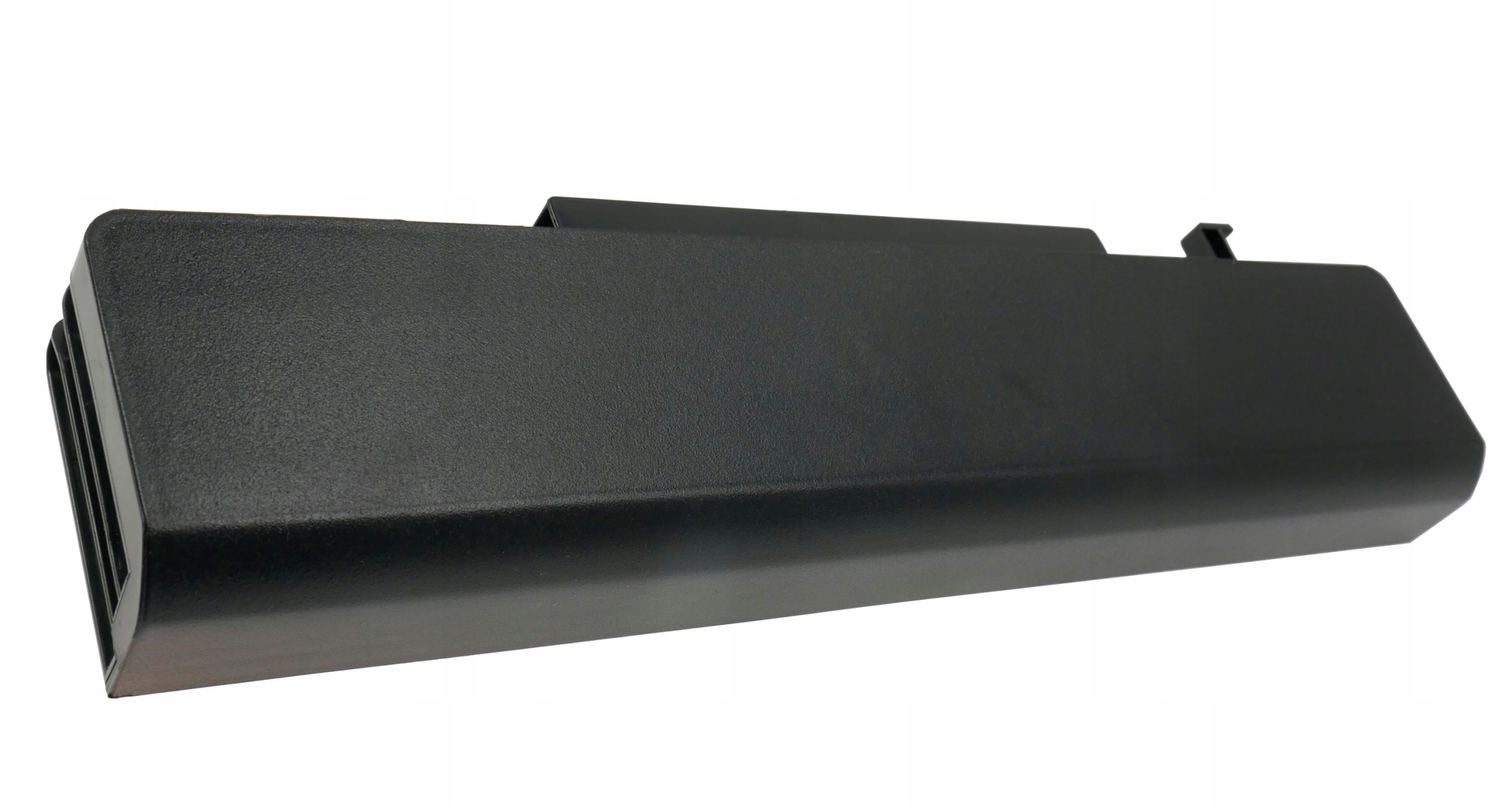 Czarna bateria z otworami wentylacyjnymi po lewej stronie, na białym tle.