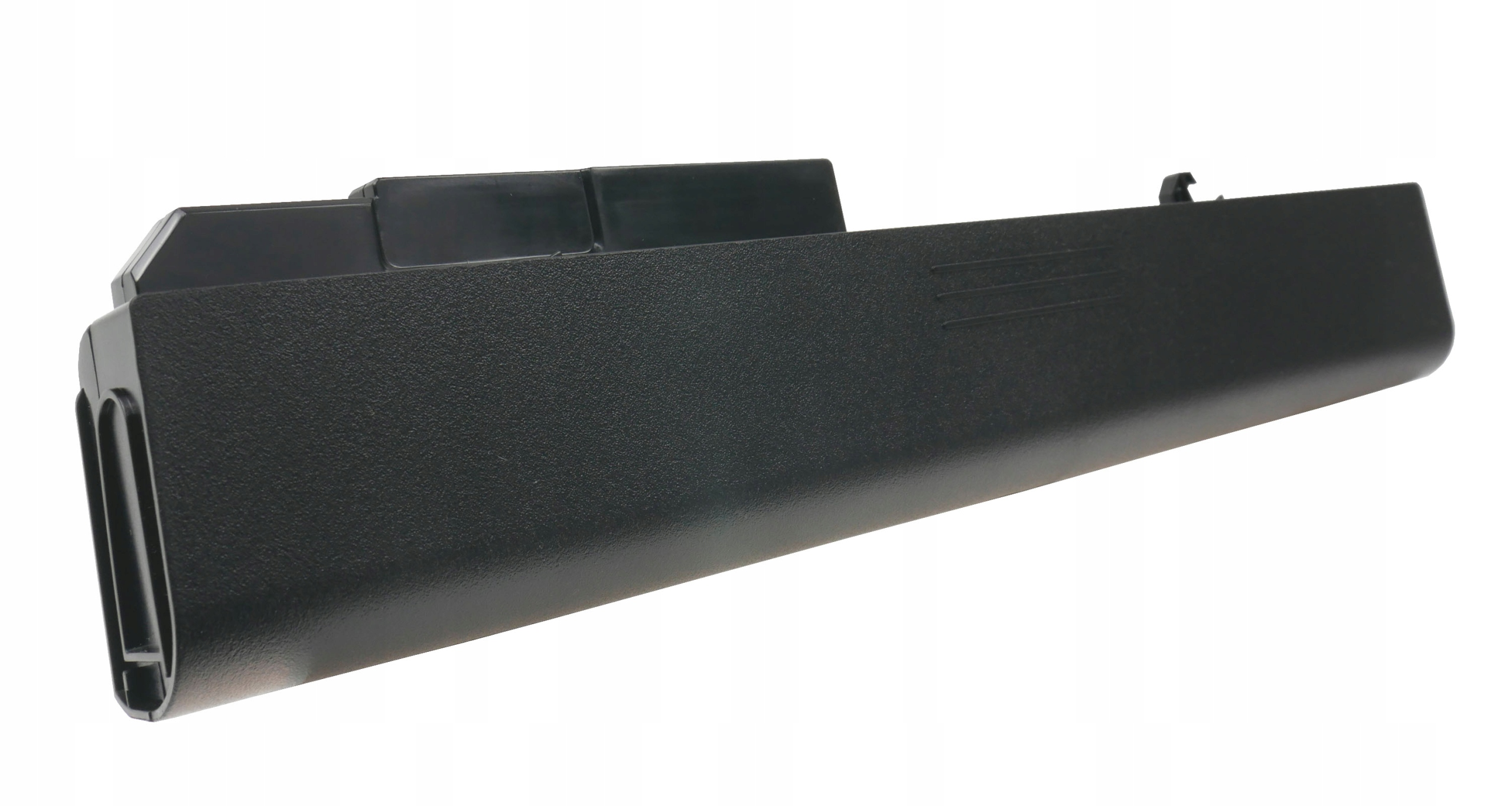 Czarna część z tworzywa sztucznego o teksturowanej powierzchni i gładkiej krawędzi.