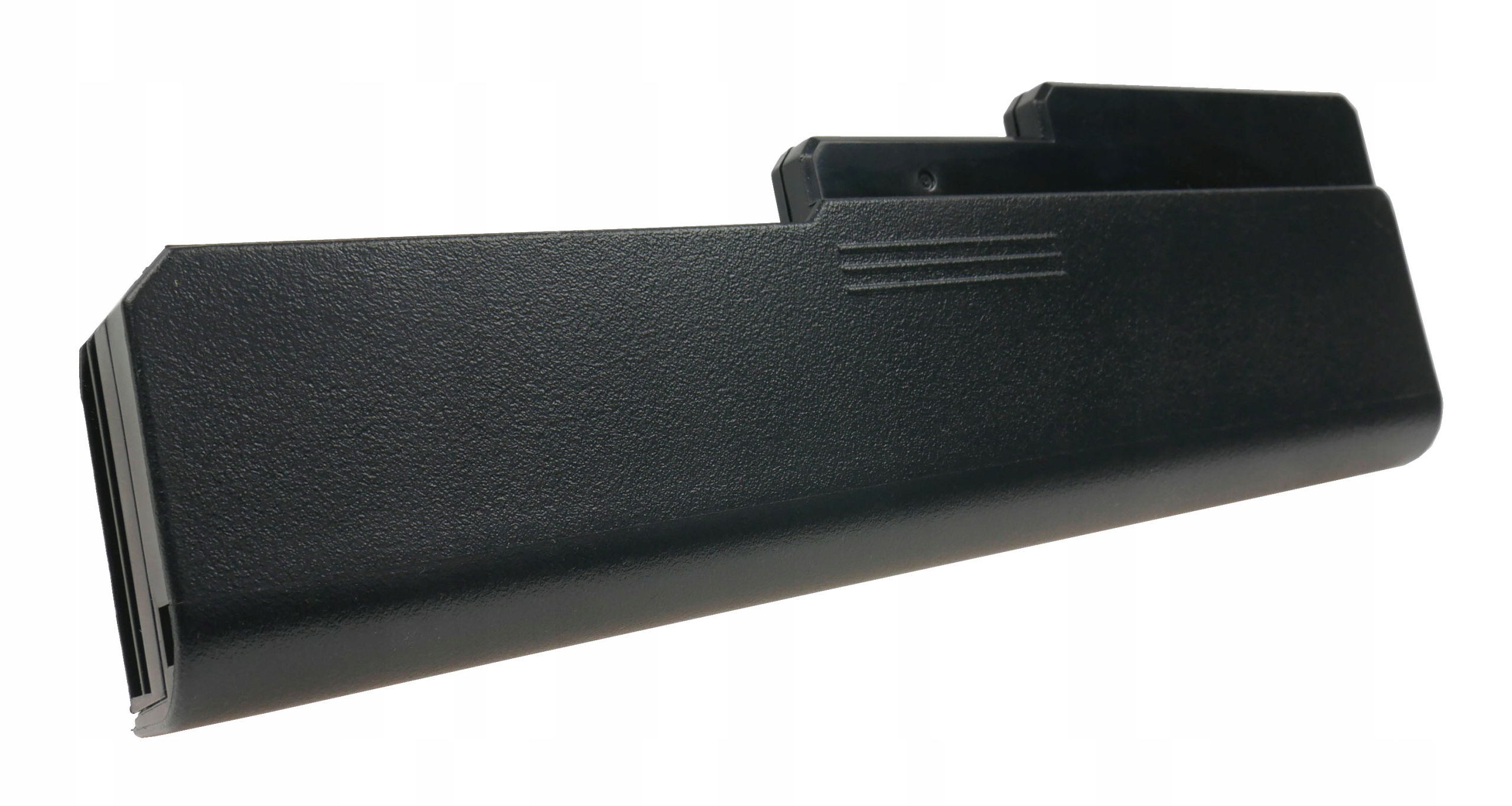 Czarny, prostokątny przedmiot o teksturowanej powierzchni, na białym tle.