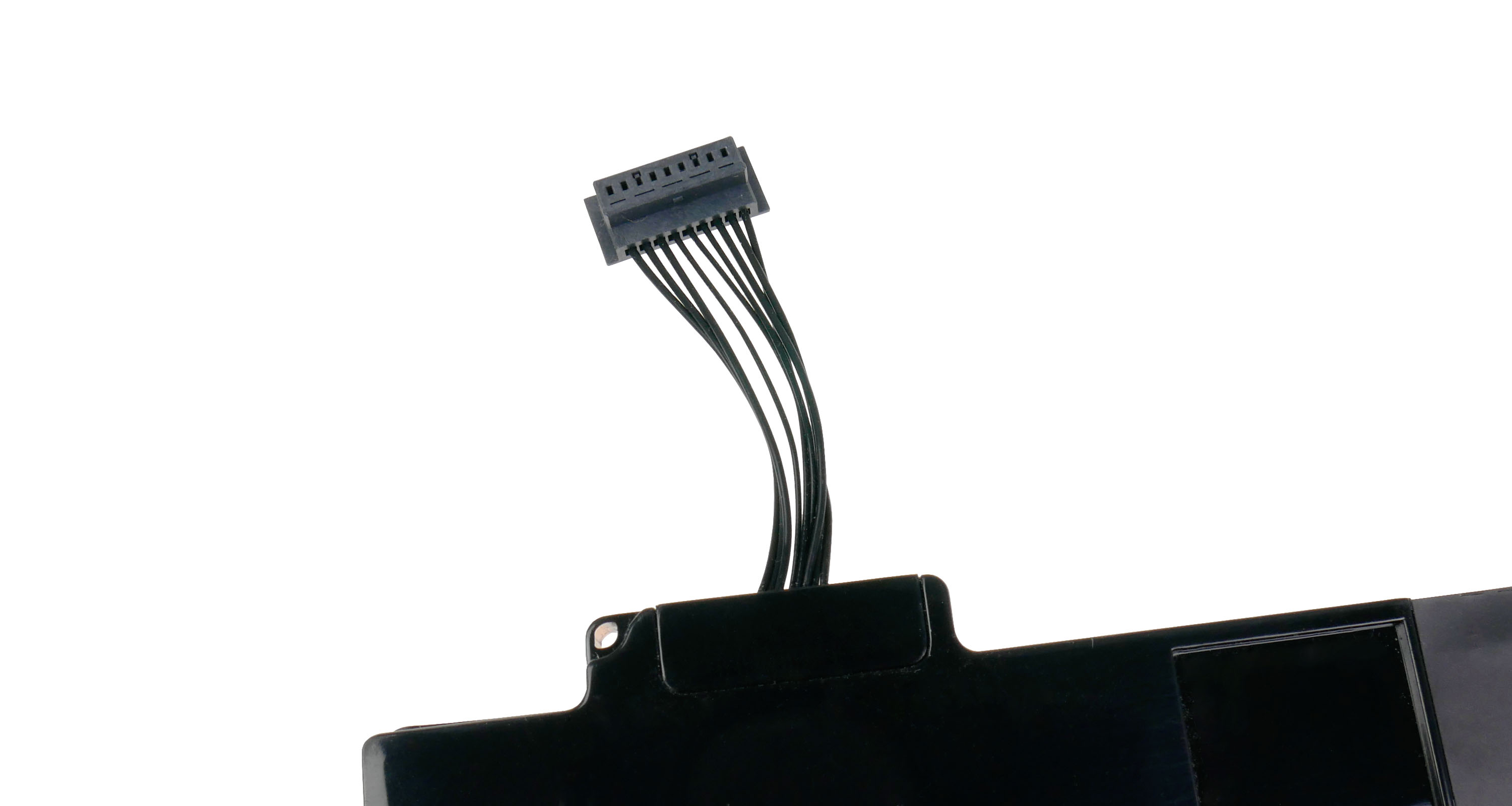 Czarny złącznik z dziewięcioma przewodami wychodzącymi z czarnego obiektu.