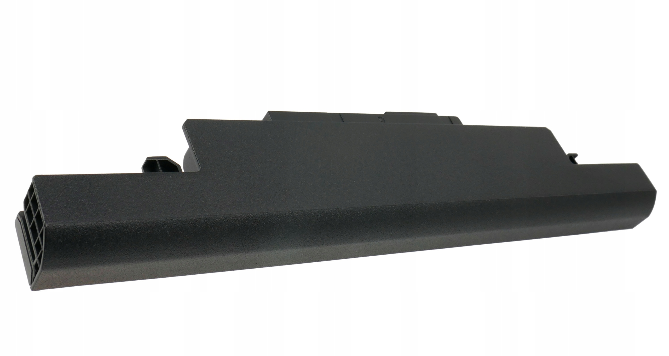 Czarna bateria do laptopa z otworami wentylacyjnymi po lewej stronie.