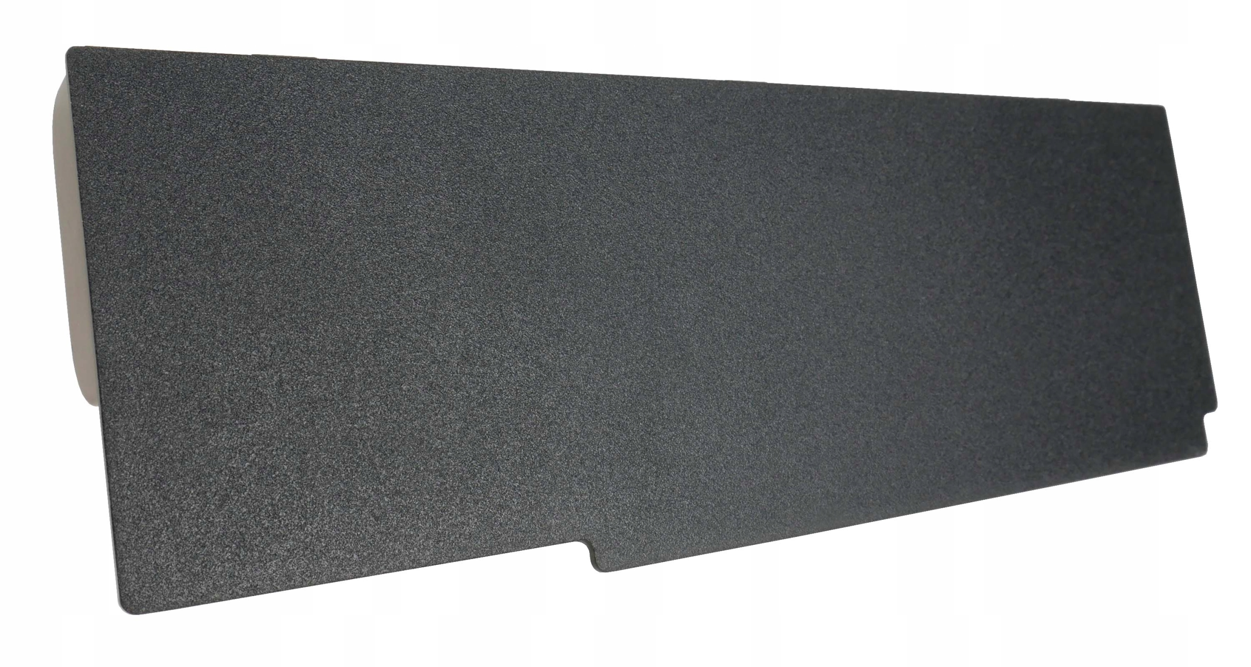 Ciemny, teksturowany panel z wycięciem na dolnej krawędzi.