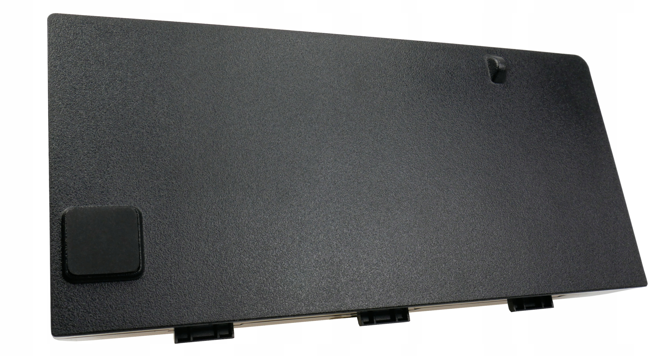 Czarna bateria z teksturowaną powierzchnią i mechanizmami zatrzaskowymi.