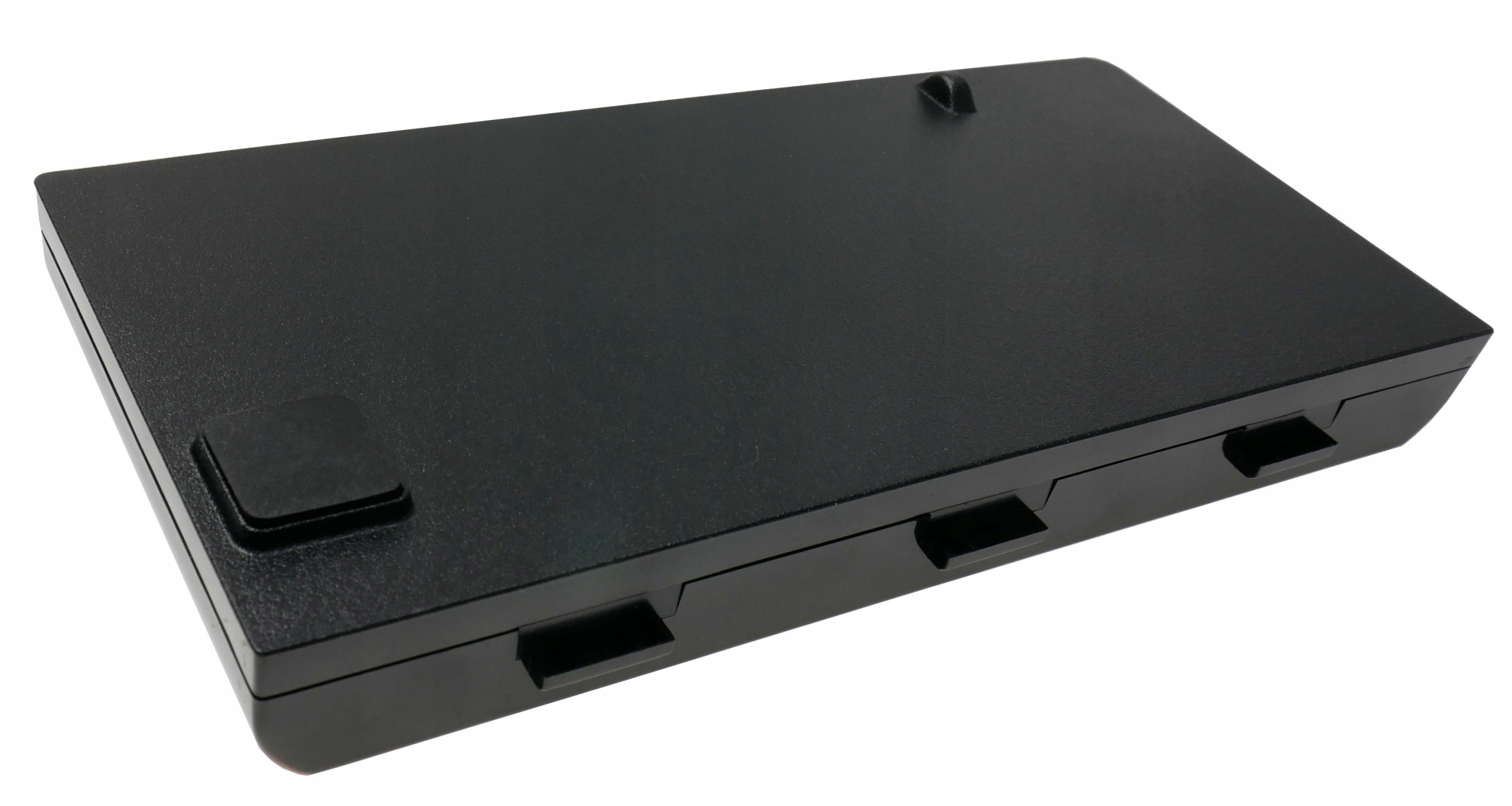 Czarna, prostokątna obudowa z zatrzaskami po bokach.