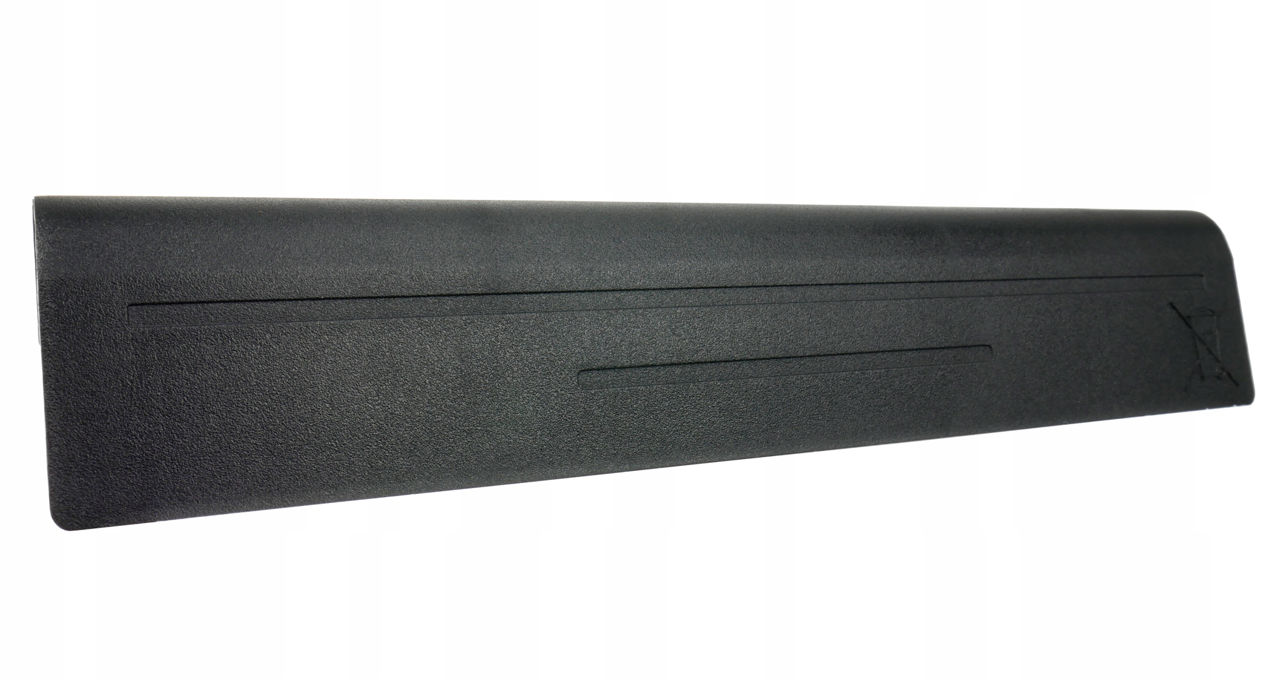 Czarna, prostokątna część z tworzywa sztucznego o szorstkiej fakturze i lekko podniesionej krawędzi.