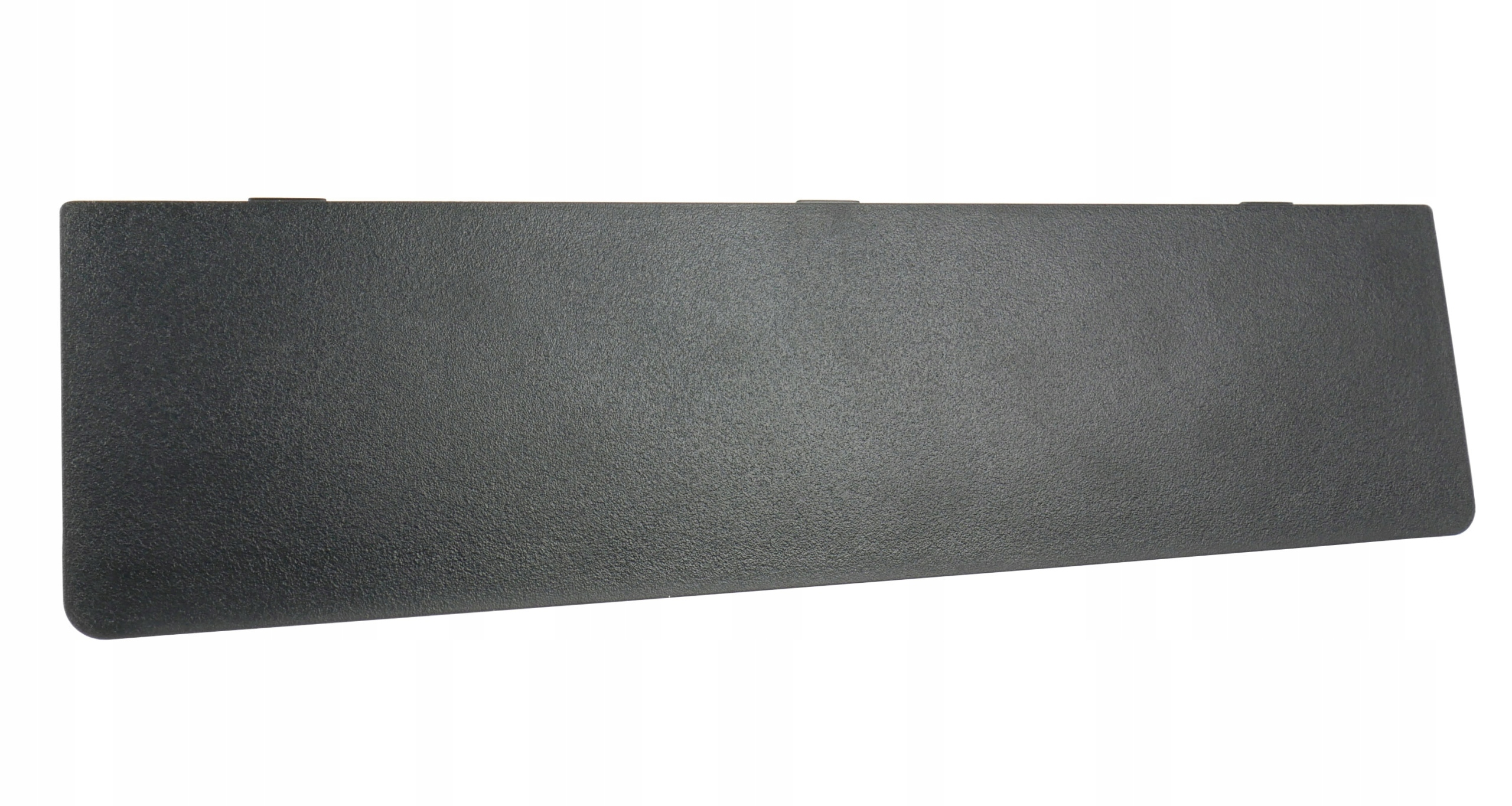 Czarna, prostokątna pokrywa z tworzywa sztucznego o teksturowanej powierzchni.