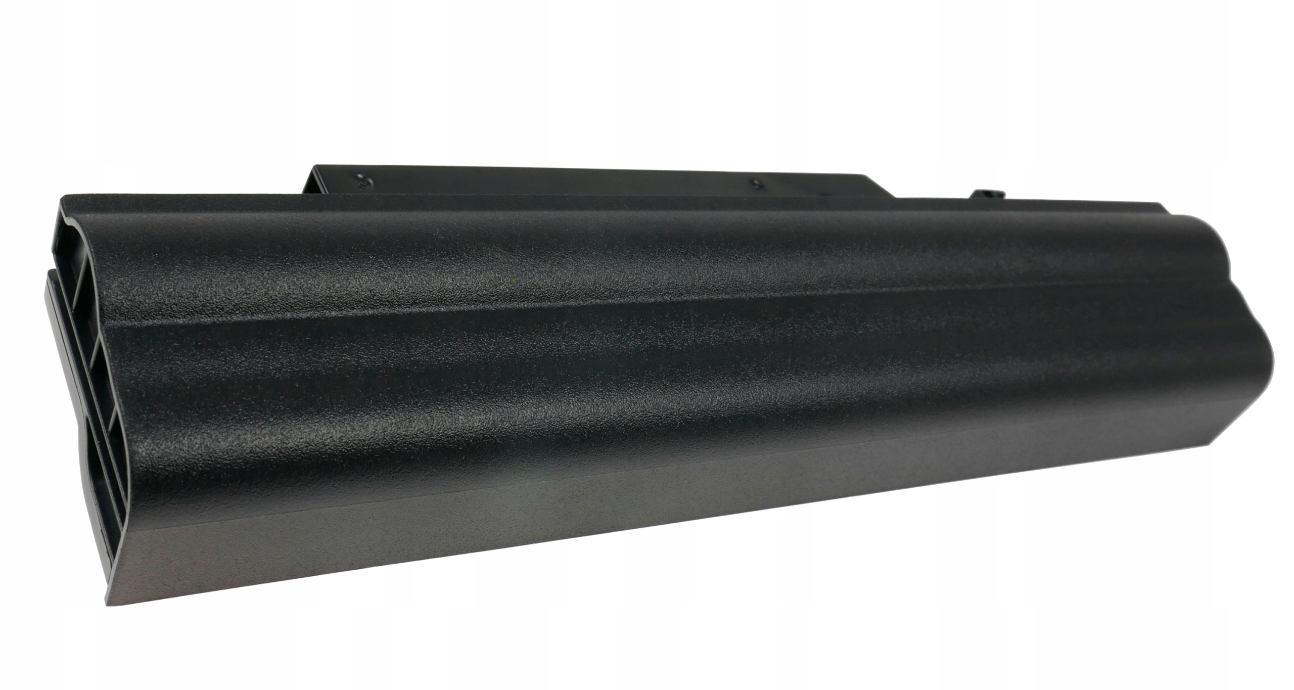 Czarny, prostokątny akumulator z rowkowaną teksturą i otworami wentylacyjnymi.