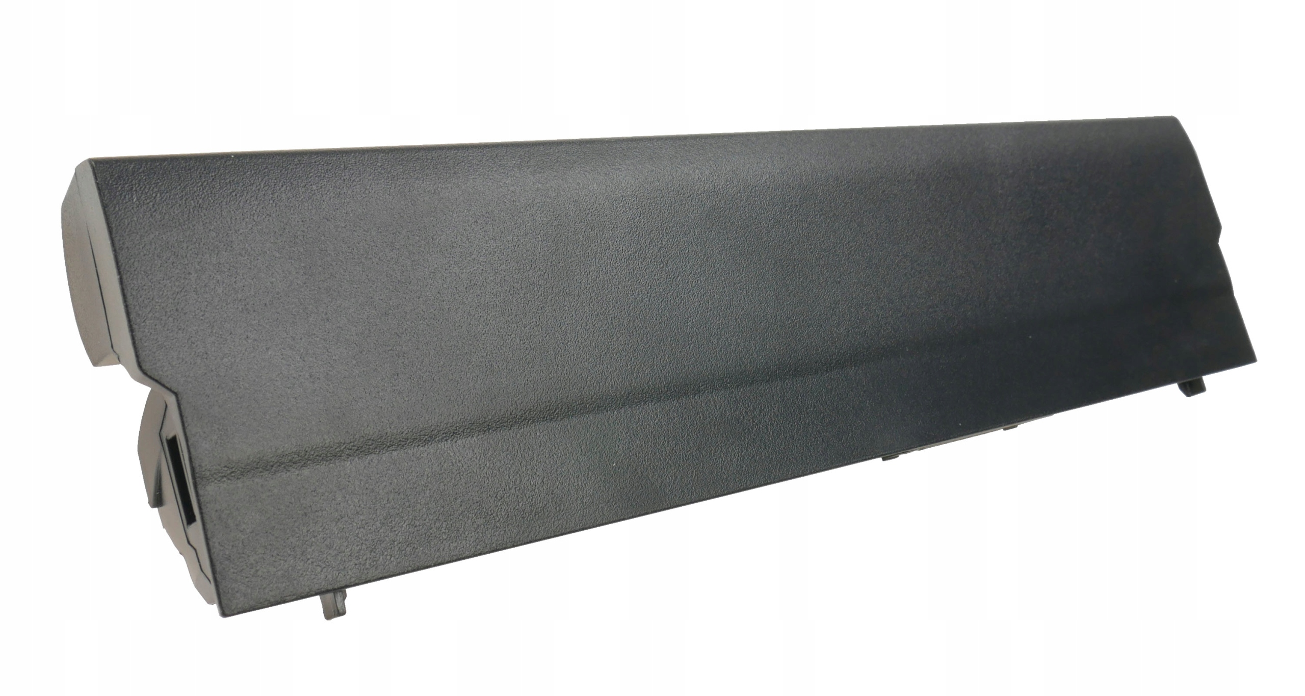 Czarny, prostokątny element o teksturowanej powierzchni i nacięciach.