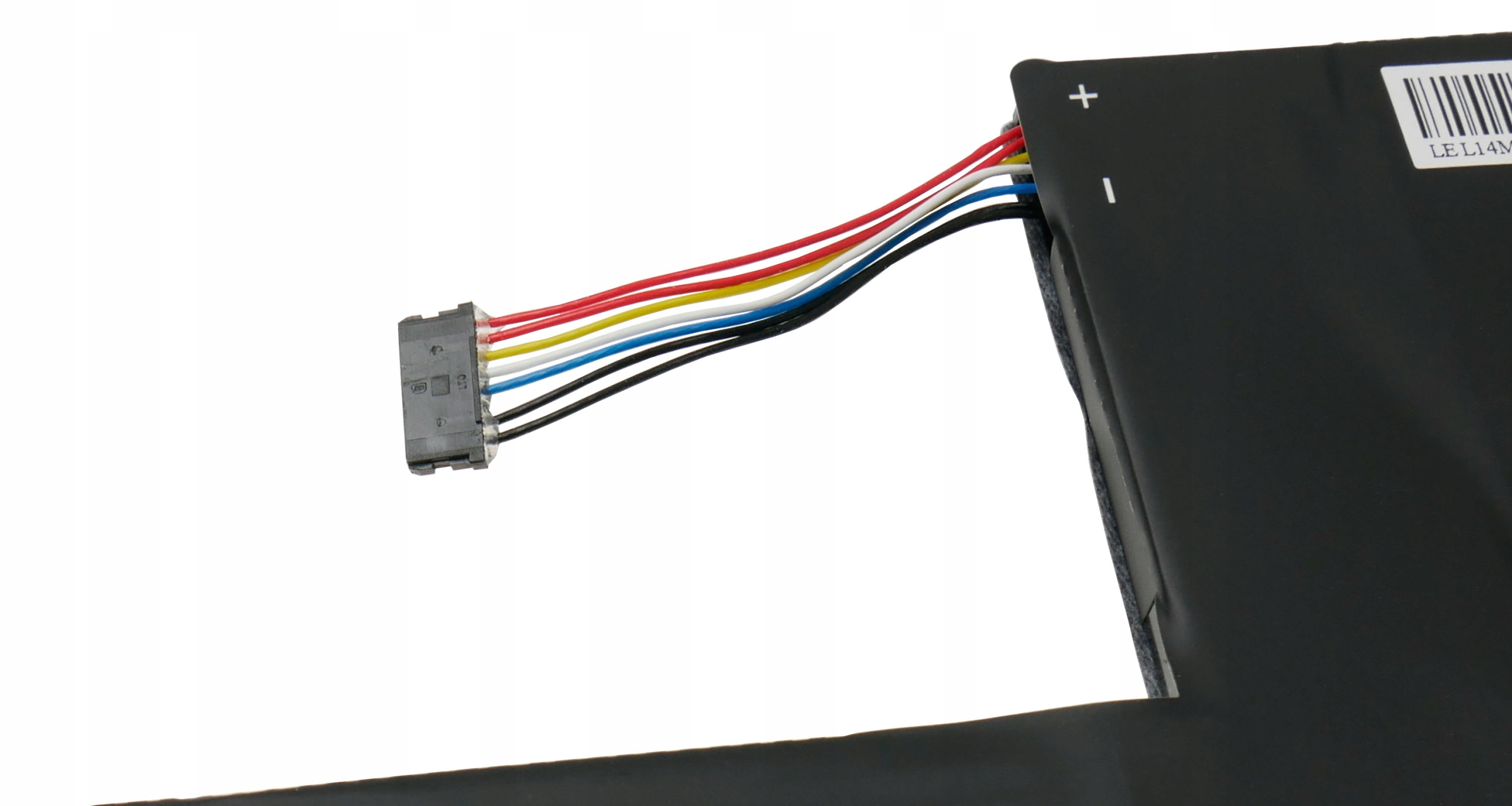 Czarny kabel z czerwonymi, żółtymi, białymi, niebieskimi i czarnymi przewodami podłączonymi do czarnego złącza.