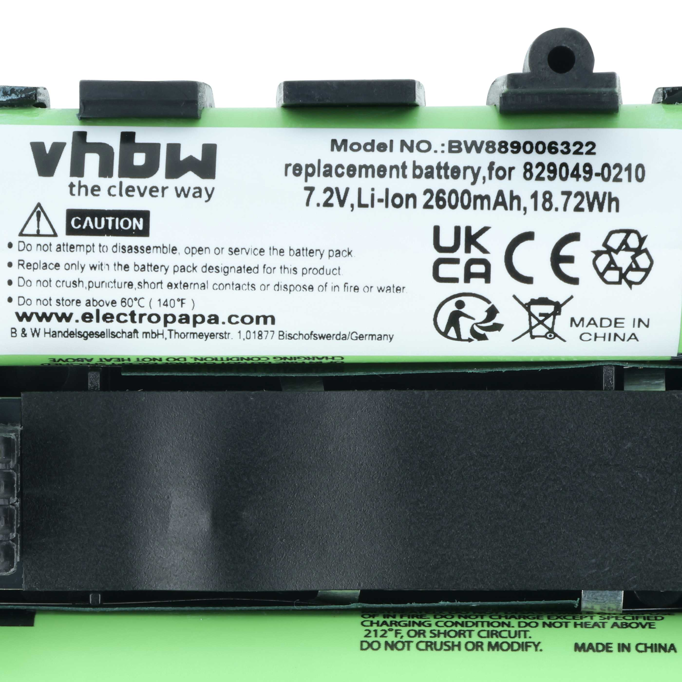 Grüne Batterie mit Warnsymbolen und Herstellerangaben auf Englisch.