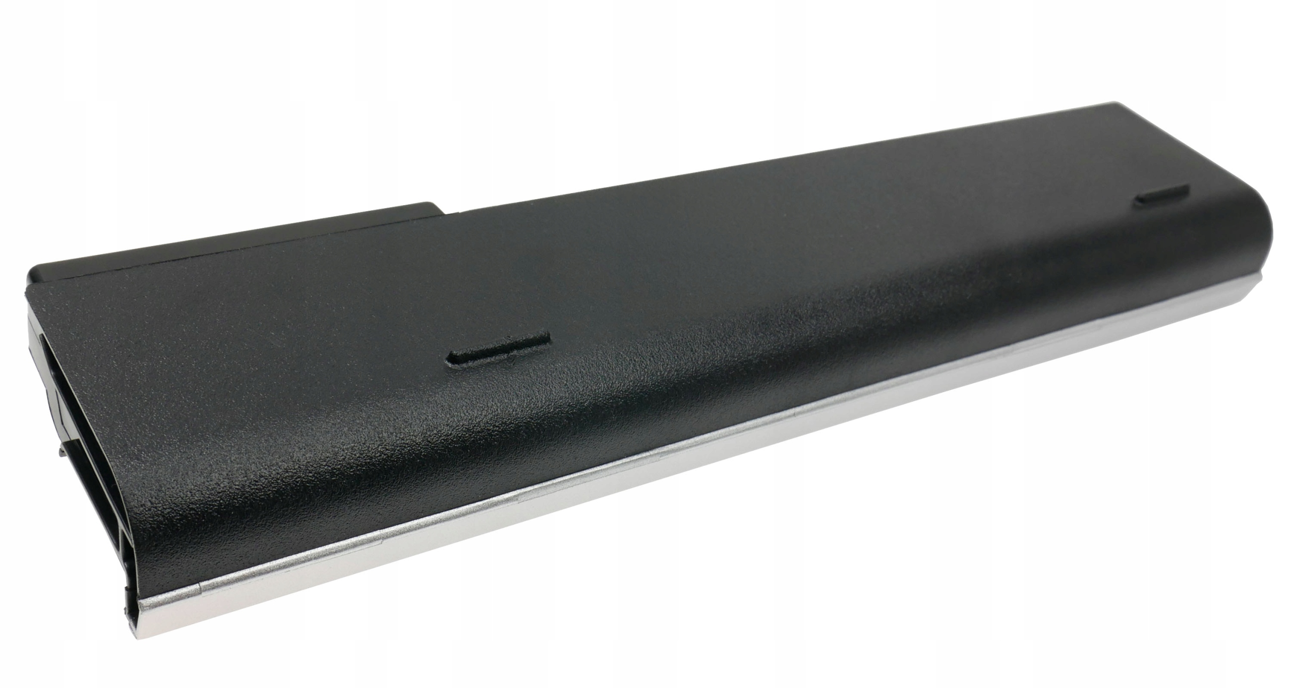 Czarna bateria z srebrnym wykończeniem na białym tle.