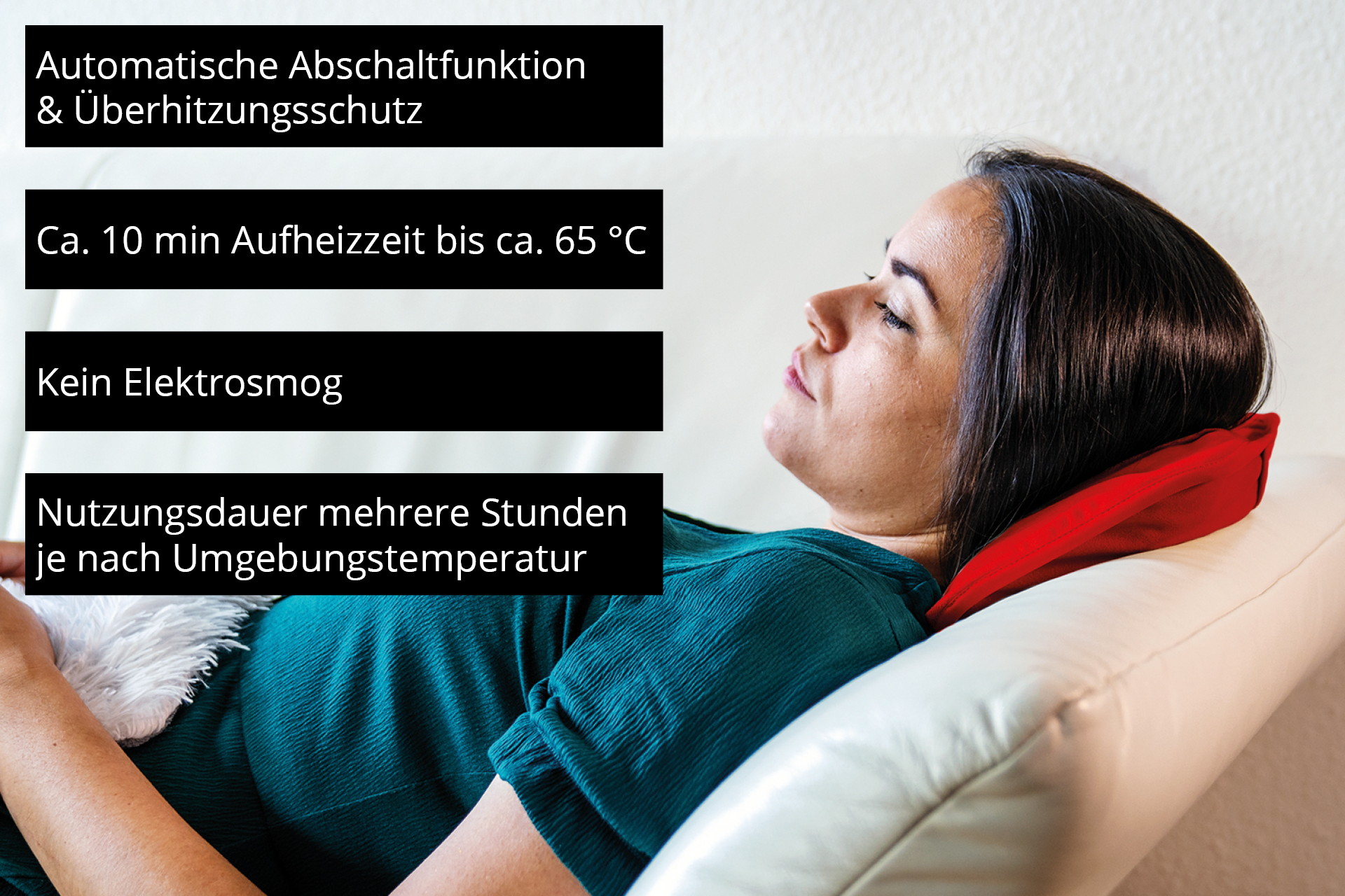 Frau liegt auf Sofa, Kopf auf Kissen, rote Nackenrolle.