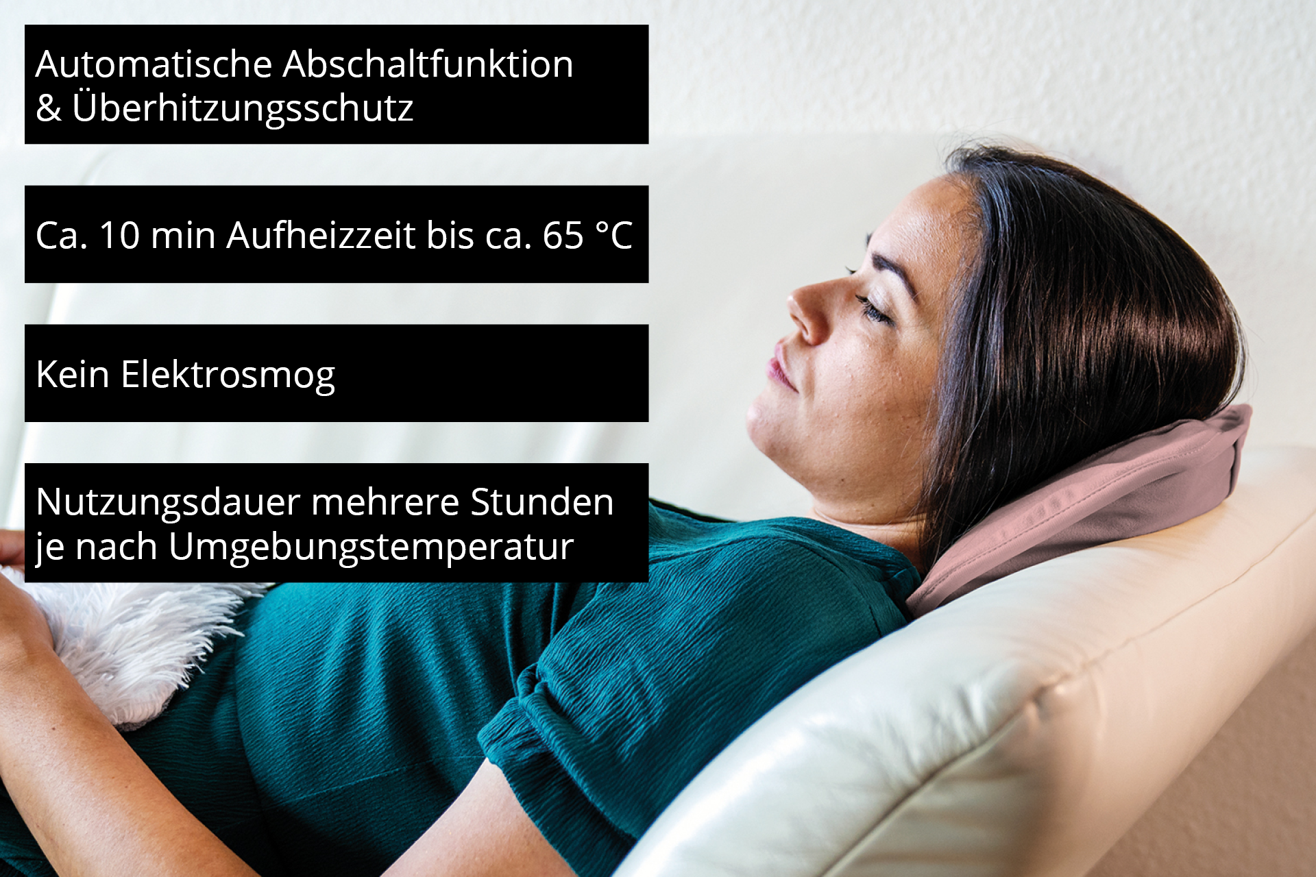 Frau liegt auf Sofa mit Wärmekissen im Nacken. Automatische Abschaltung.
