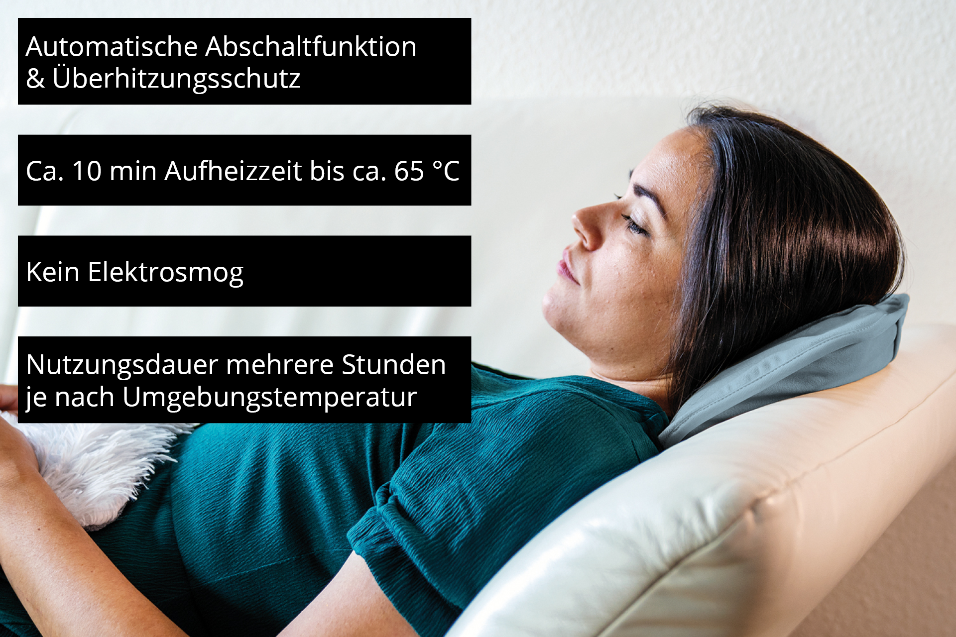 Frau liegt auf einem Sofa mit Heizkissen im Nacken. Automatische Abschaltfunktion.