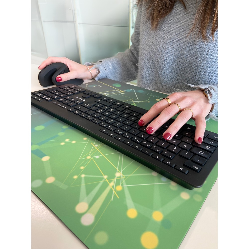 Una persona con unghie rosse digita su una tastiera nera, con un mouse nero accanto.