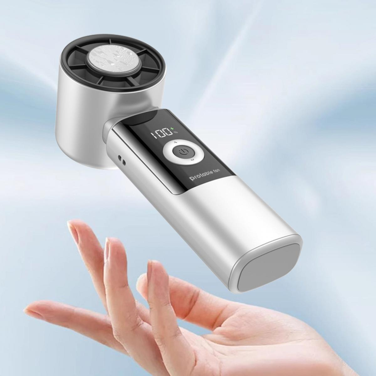 Ein silberner Handventilator mit digitaler Anzeige schwebt über einer Hand.