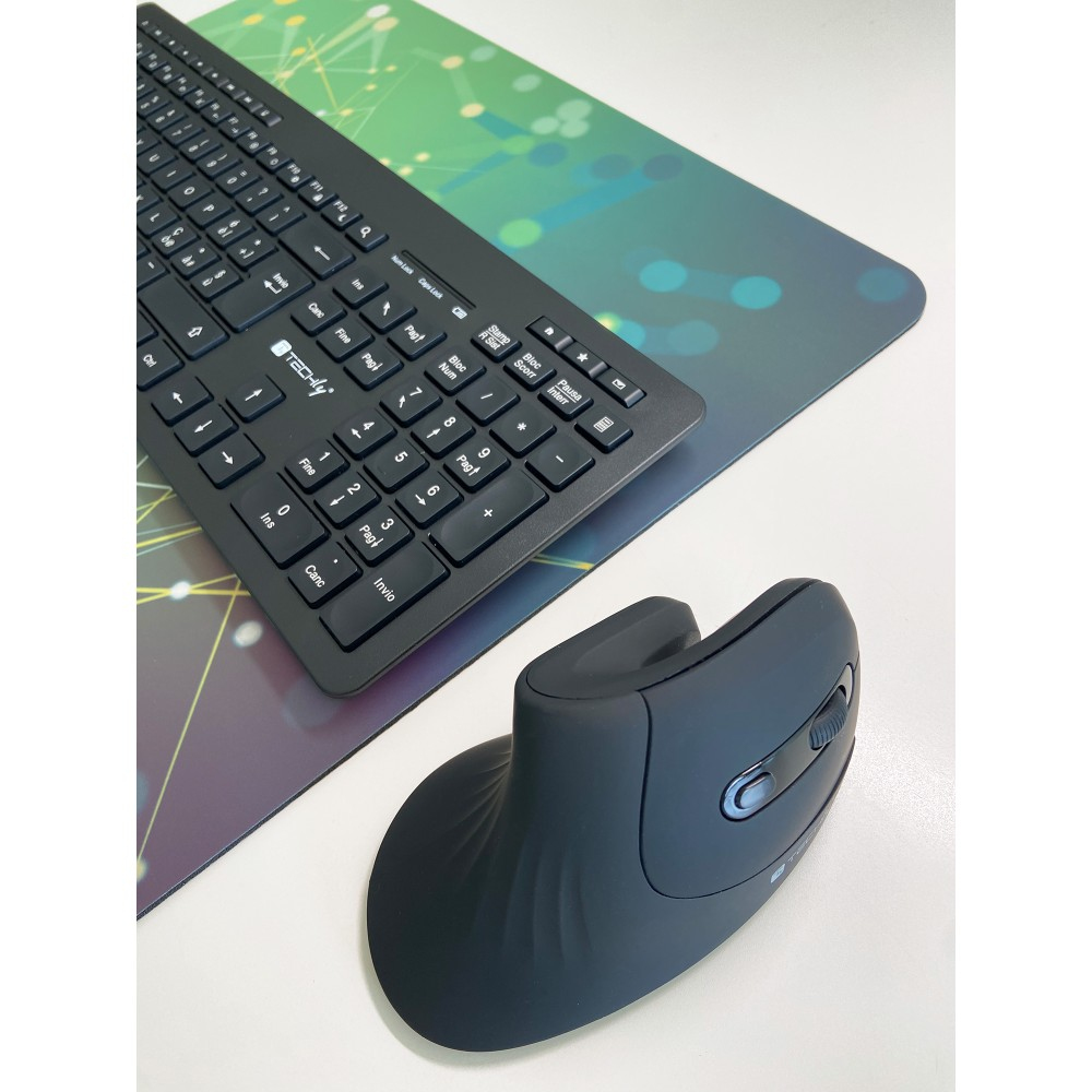 Mouse e tastiera ergonomici neri su un tappetino colorato.