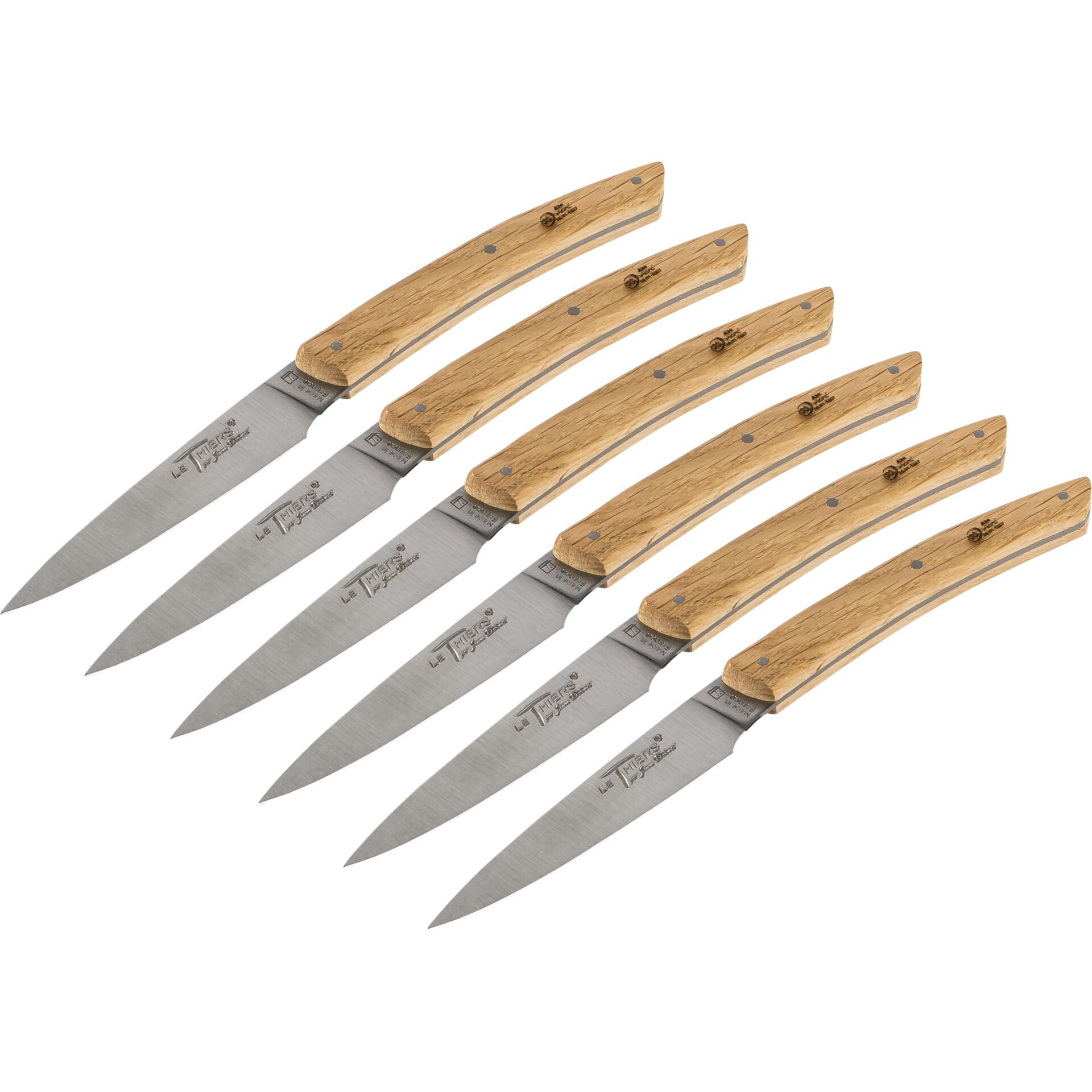 Sechs Messer mit Holzgriffen und polierten Stahlklingen liegen diagonal.