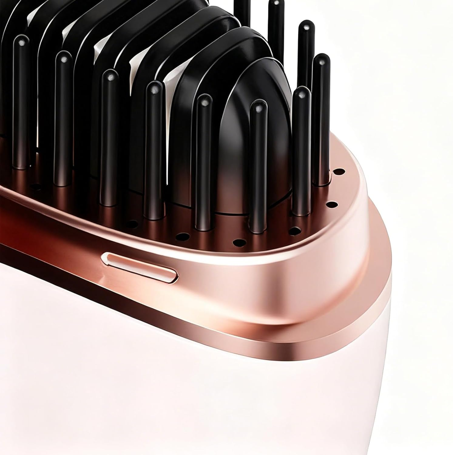 Nahaufnahme eines roségoldenen Lockenstabs mit schwarzen Heizstäben und Spitzen.