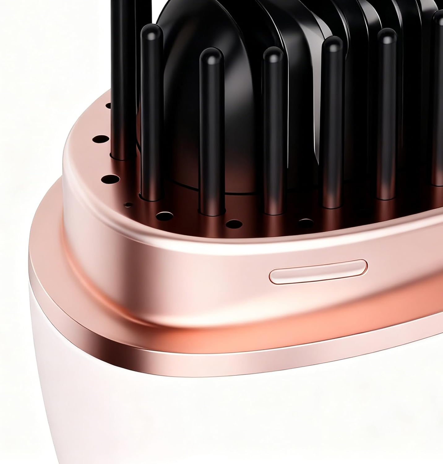 Nahaufnahme eines roségoldenen und weißen Haarglätters mit schwarzen Borsten.