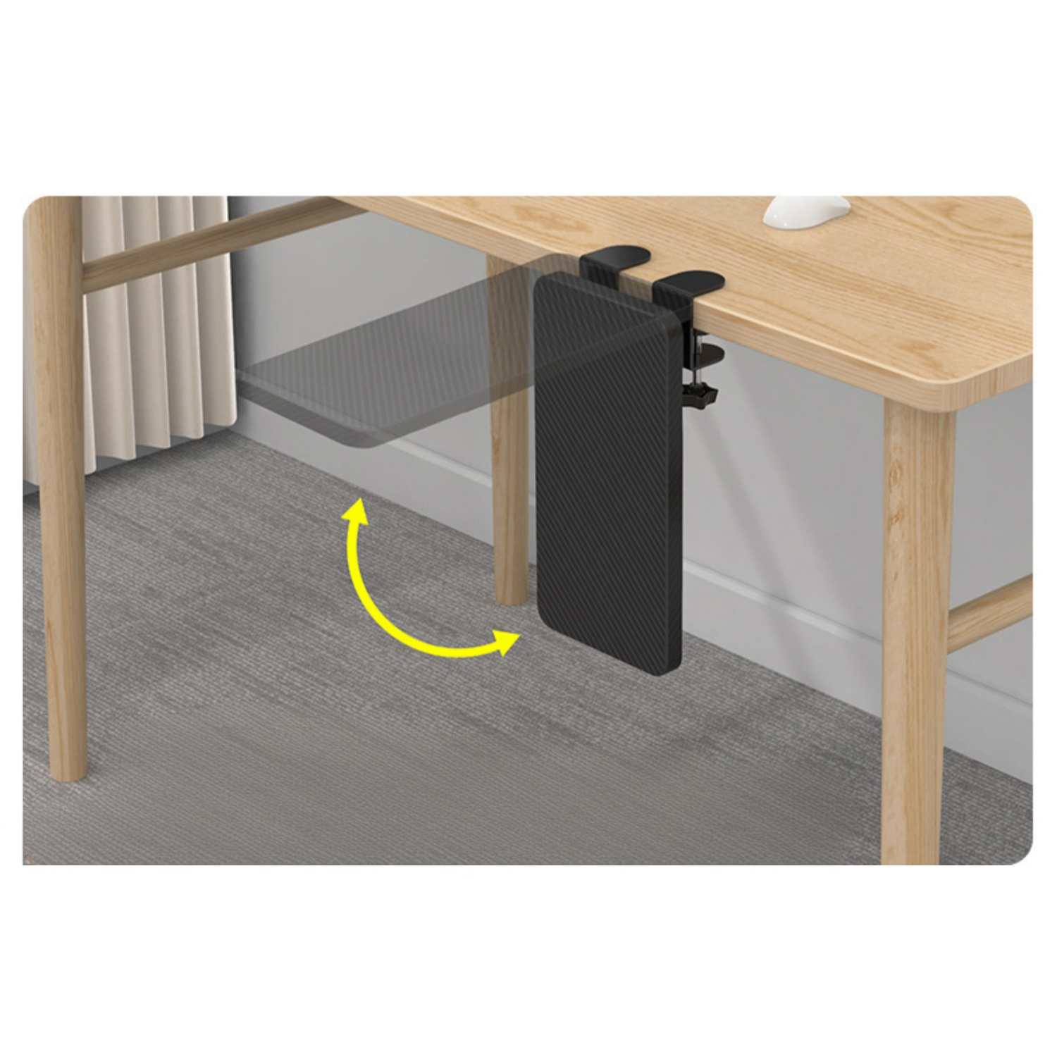 Ein schwarzes, klappbares Ablagefach hängt an einem Holztischbein.