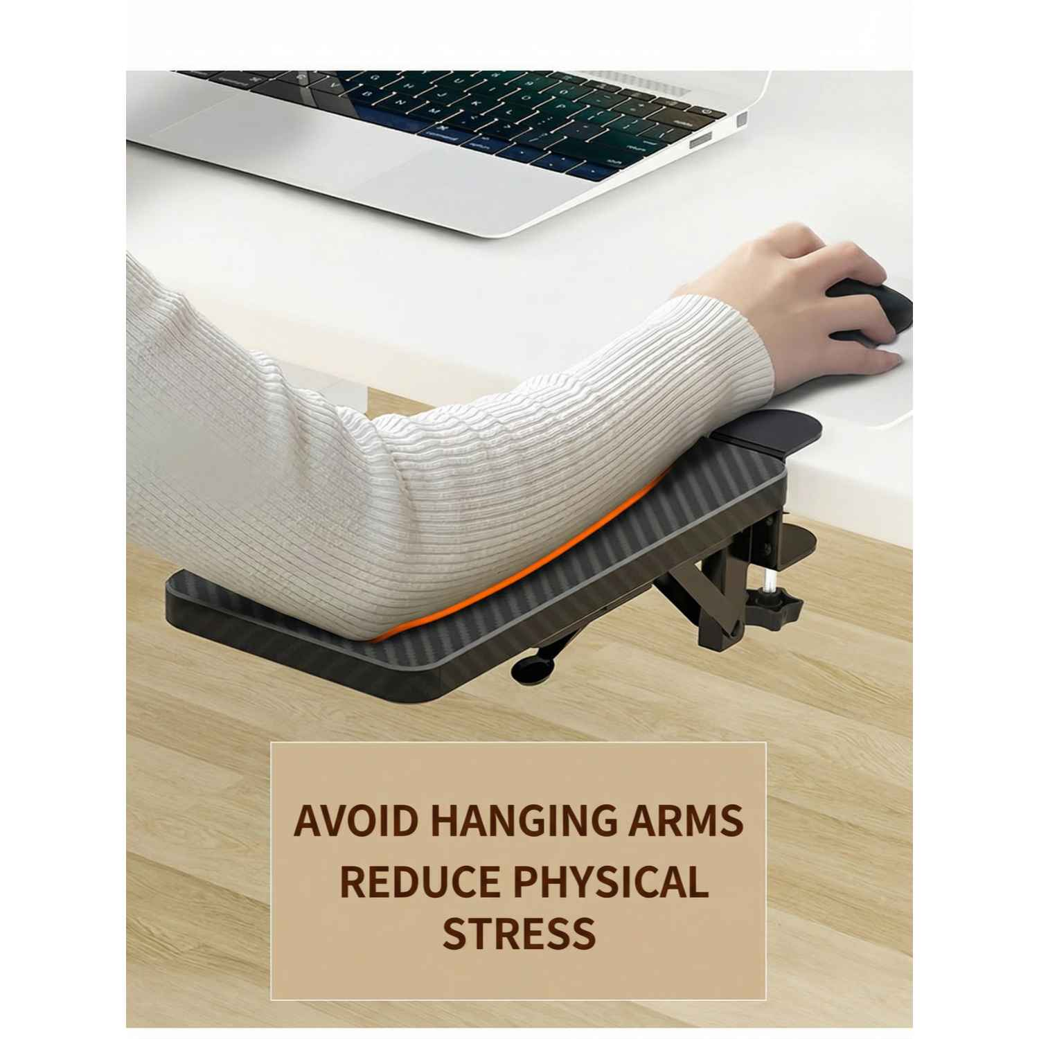 Eine Hand benutzt eine Maus neben einem Laptop. Ein Arm ruht auf einer schwarzen Armlehne.