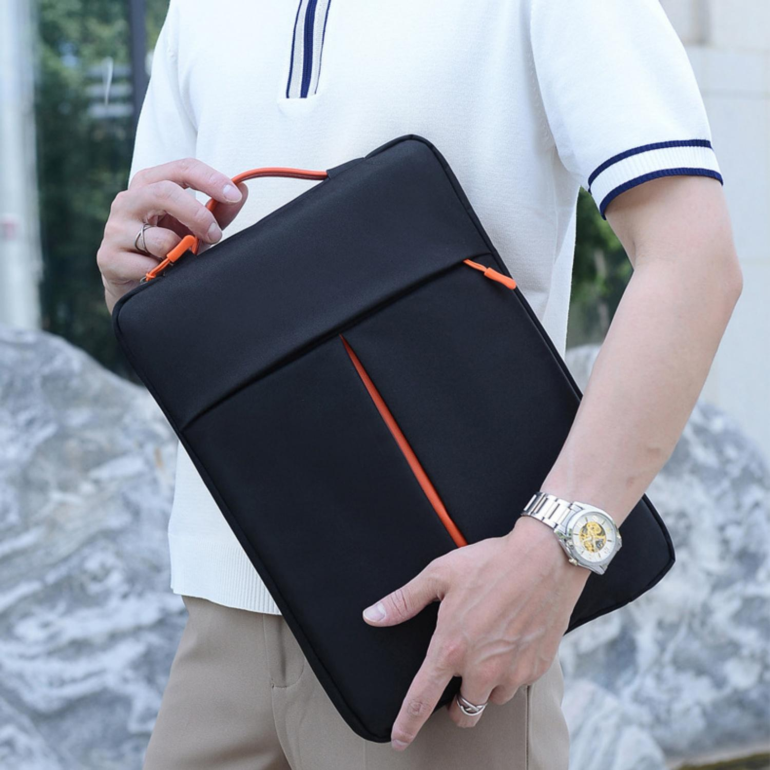 Mann in weißem Poloshirt mit Laptop-Tasche, orange Akzente, draußen.