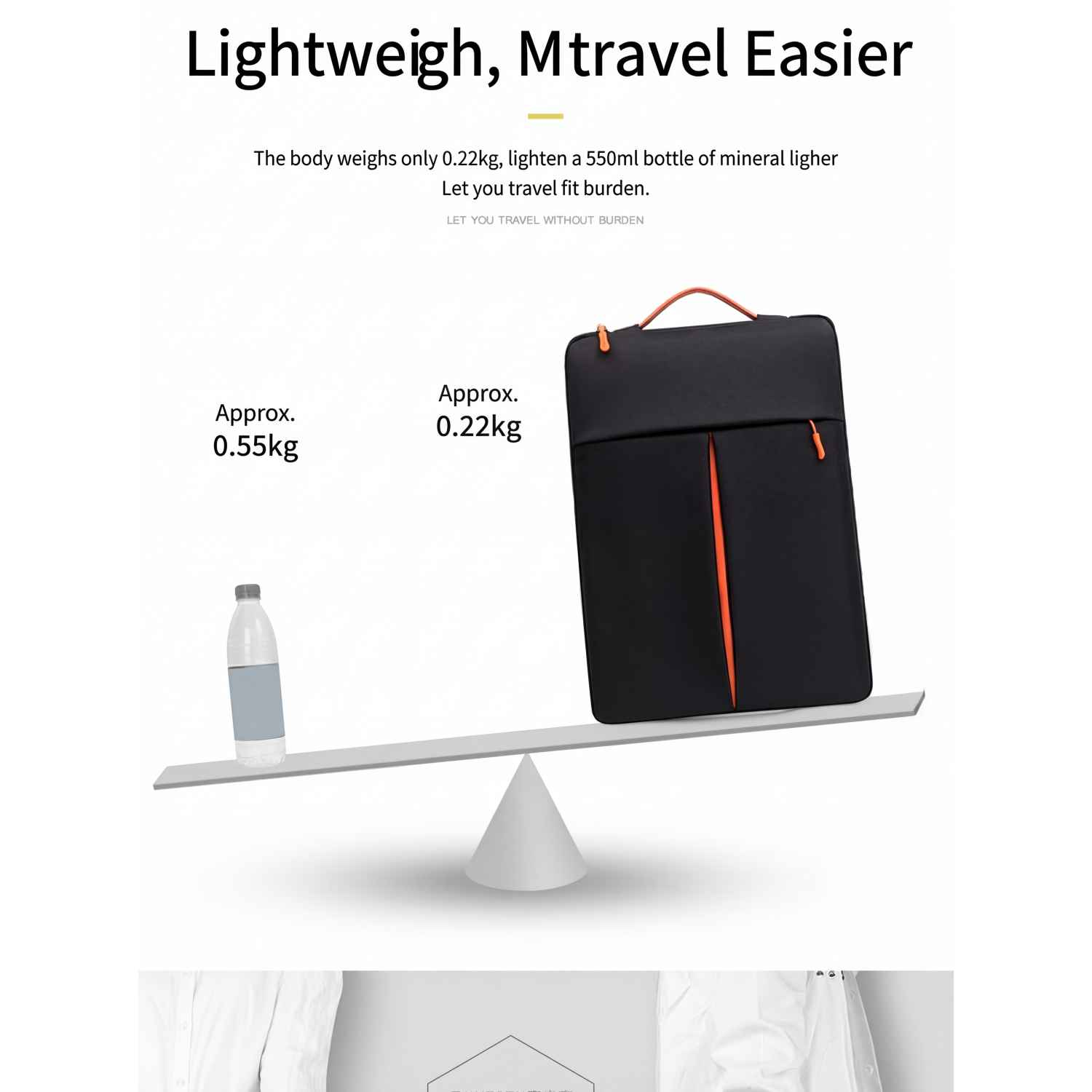 Eine schwarze Laptoptasche und eine Wasserflasche auf einer Waage.