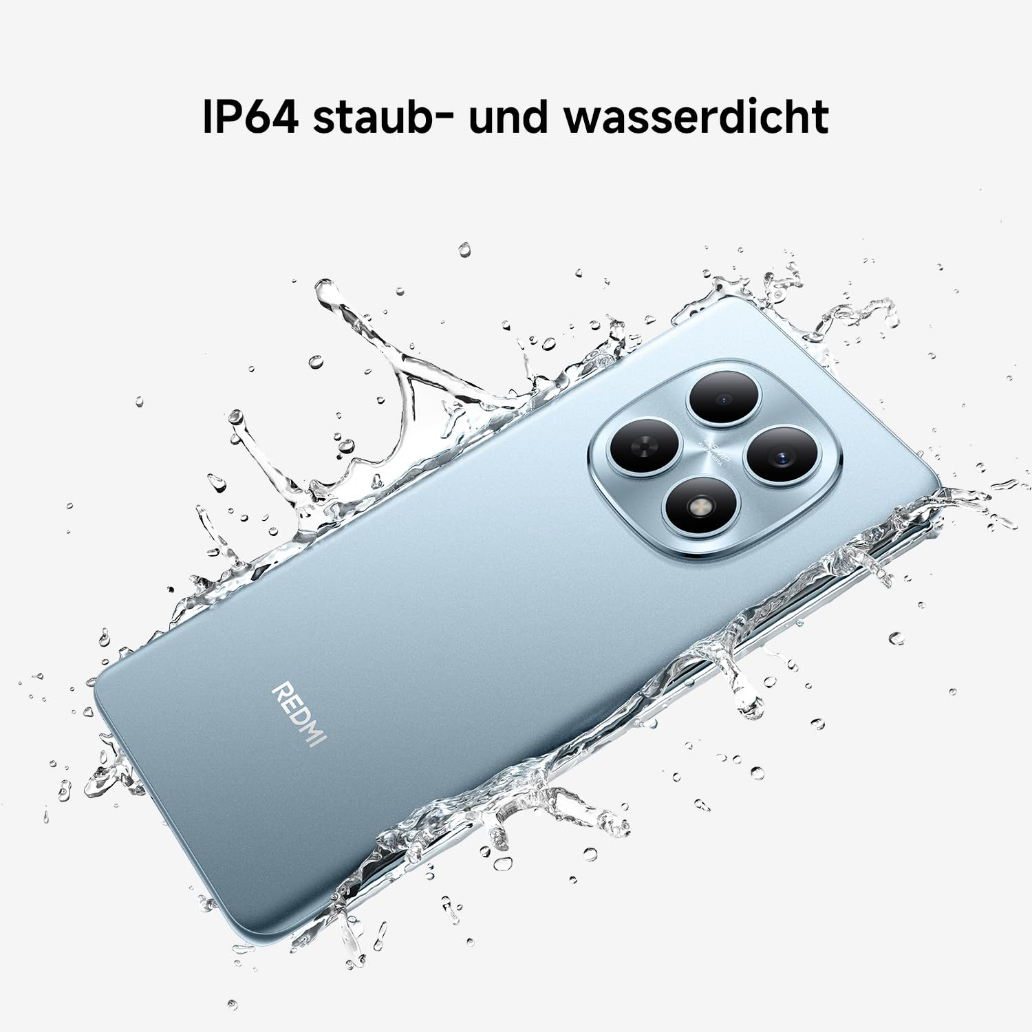 Ein hellblaues Handy mit vier Kameras wird von Wasser bespritzt.