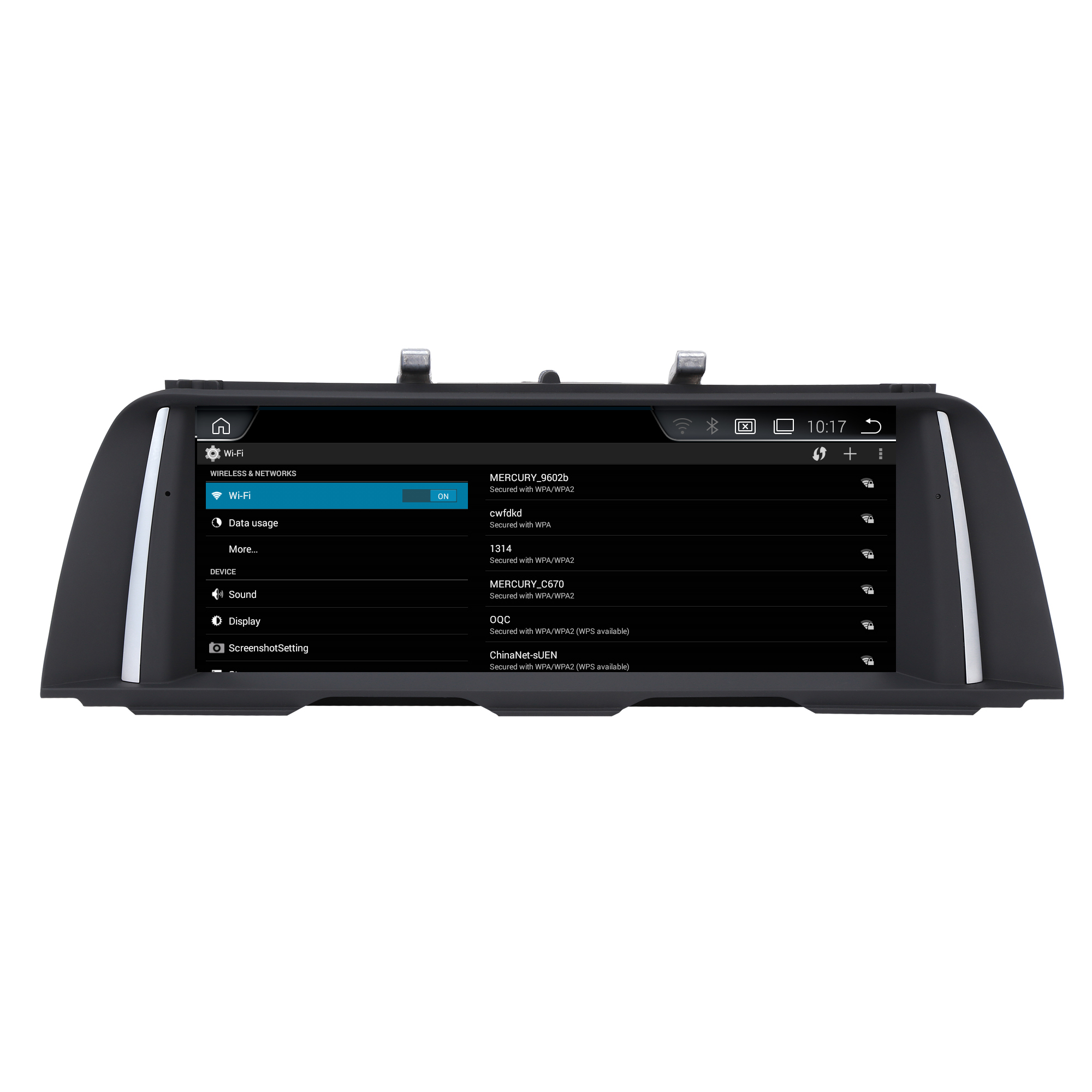 Ein Autoradio-Display zeigt WLAN-Netzwerke an. Wi-Fi ist eingeschaltet.