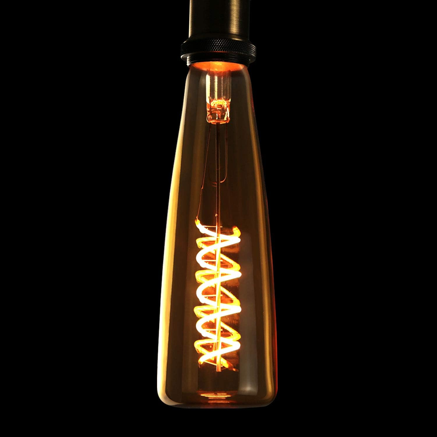 Una lampadina color ambra con filamento a spirale brilla su sfondo nero.