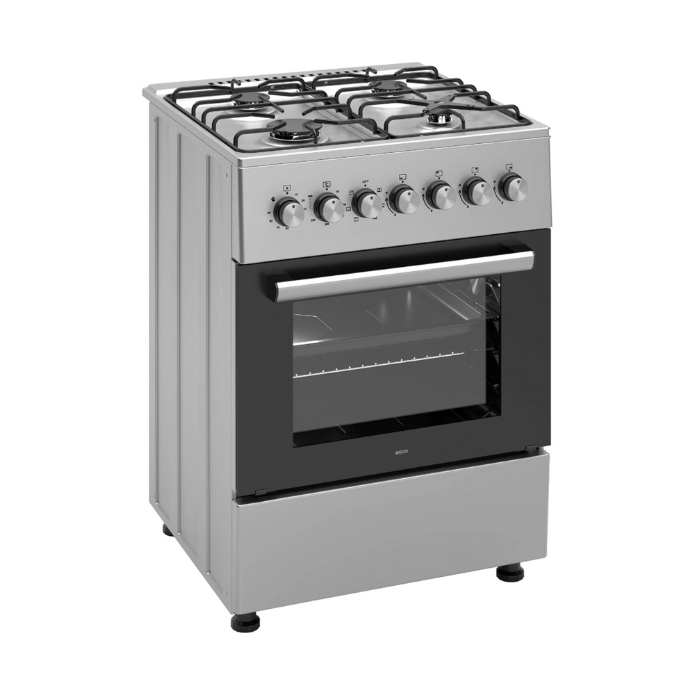 Zilveren gasfornuis met vier branders en een oven met glazen deur, op witte achtergrond.