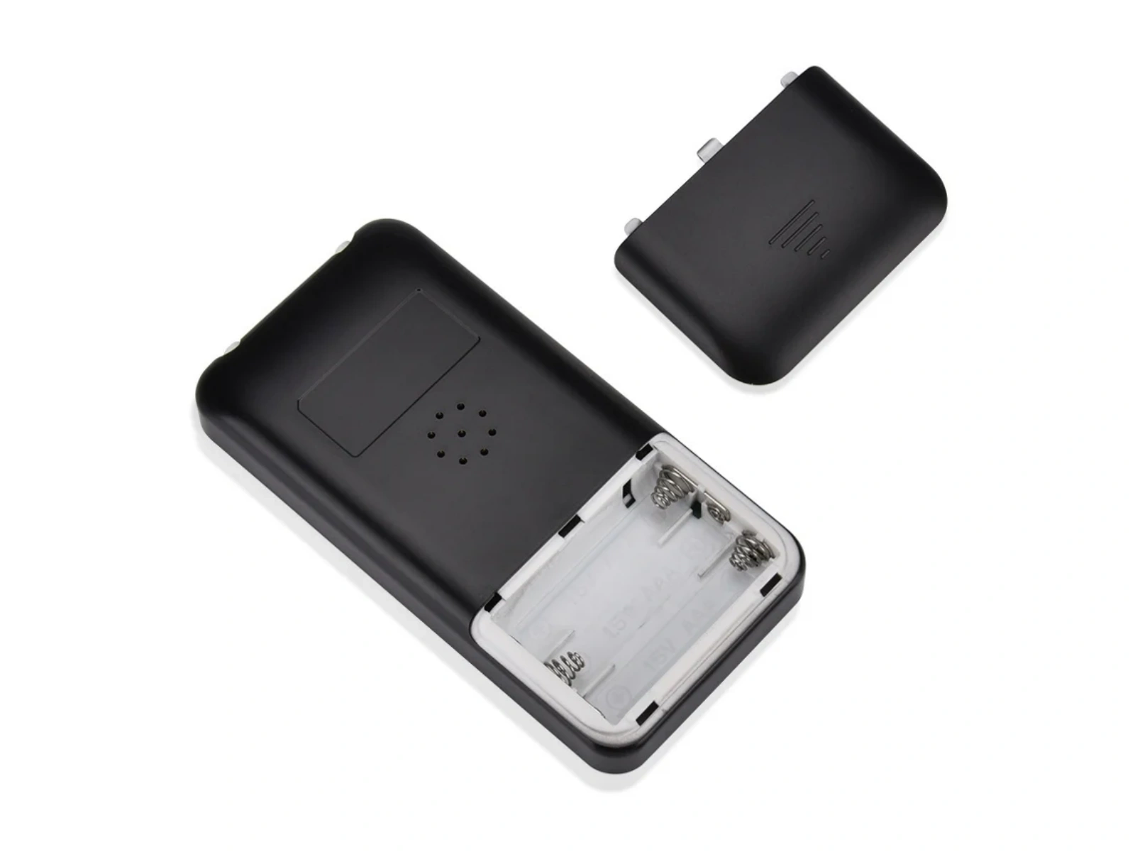 Rückseite eines schwarzen Geräts mit offenem Batteriefach und abgenommener Abdeckung.
