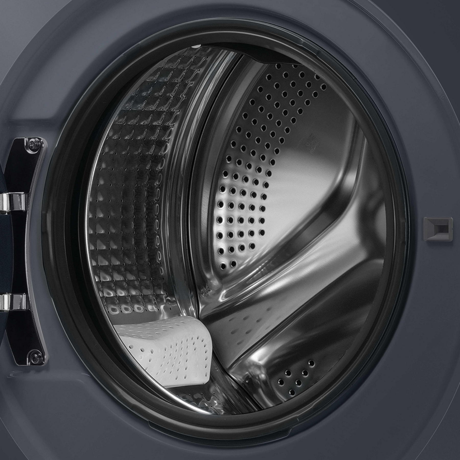 Cestello lavatrice vuoto con interno in acciaio inox e guarnizione in gomma.