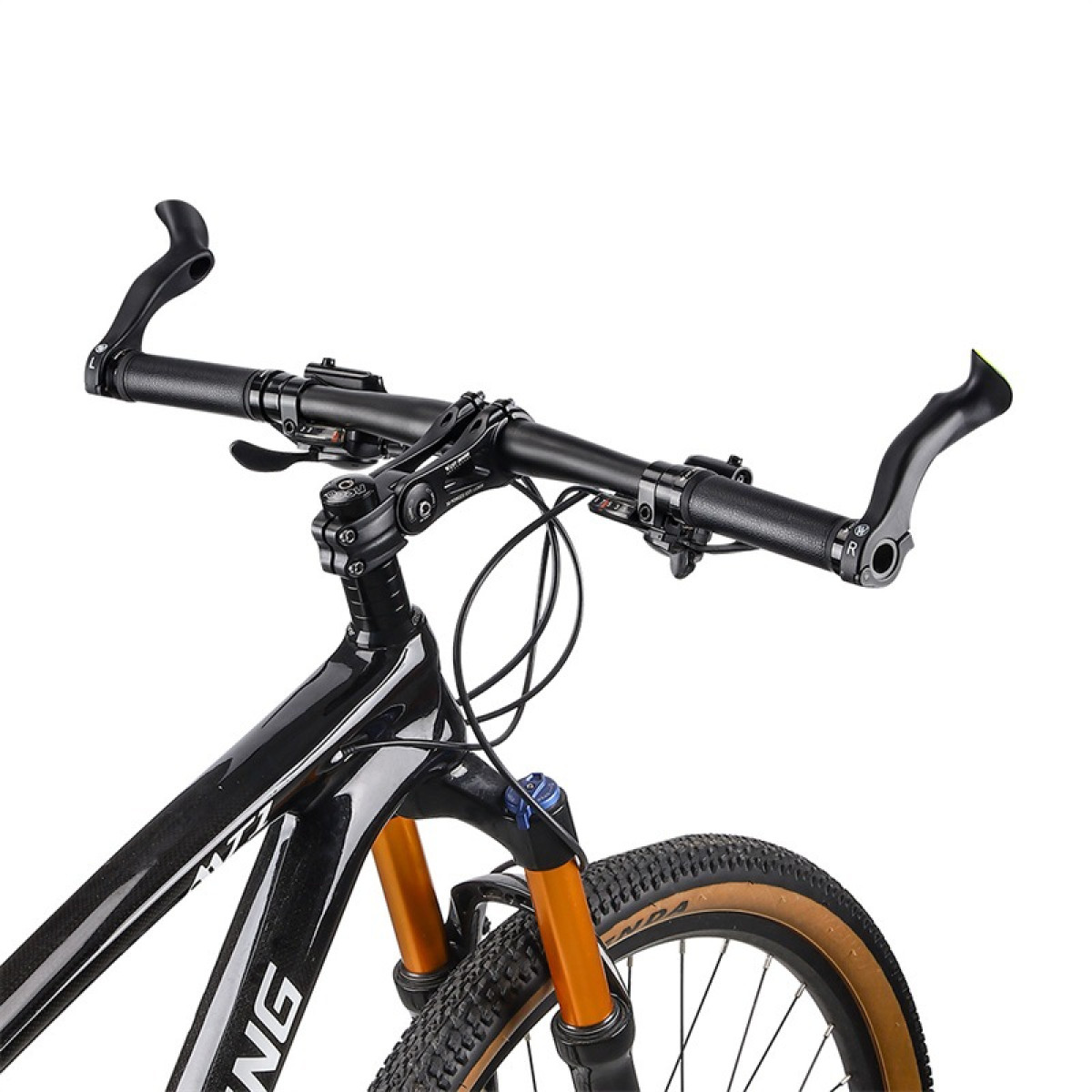 Nahaufnahme des Lenkers eines schwarzen Mountainbikes mit orangefarbener Federgabel und Reifen.