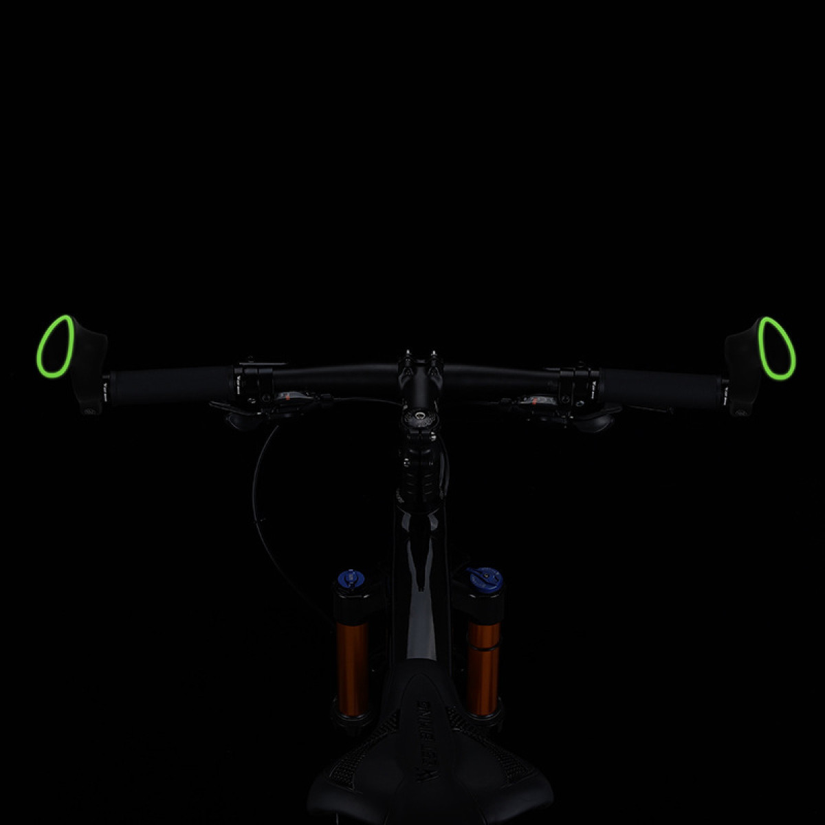 Vorderansicht eines Fahrradlenkers mit grünen Griffen und Gabeln.