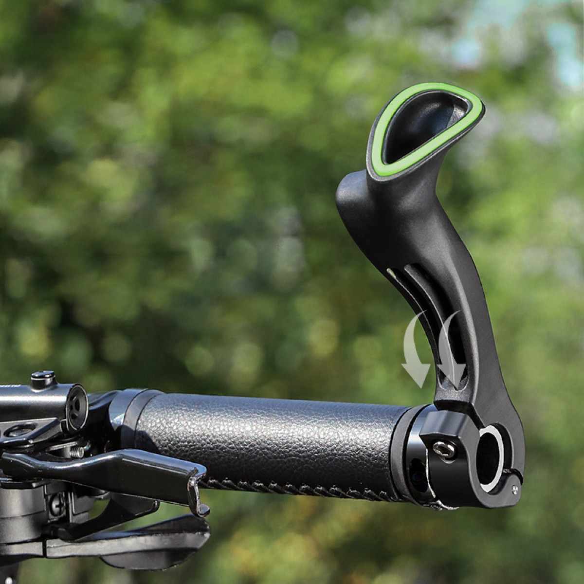 Schwarzer Fahrradlenkergriff mit grünem Rand und Pfeil.