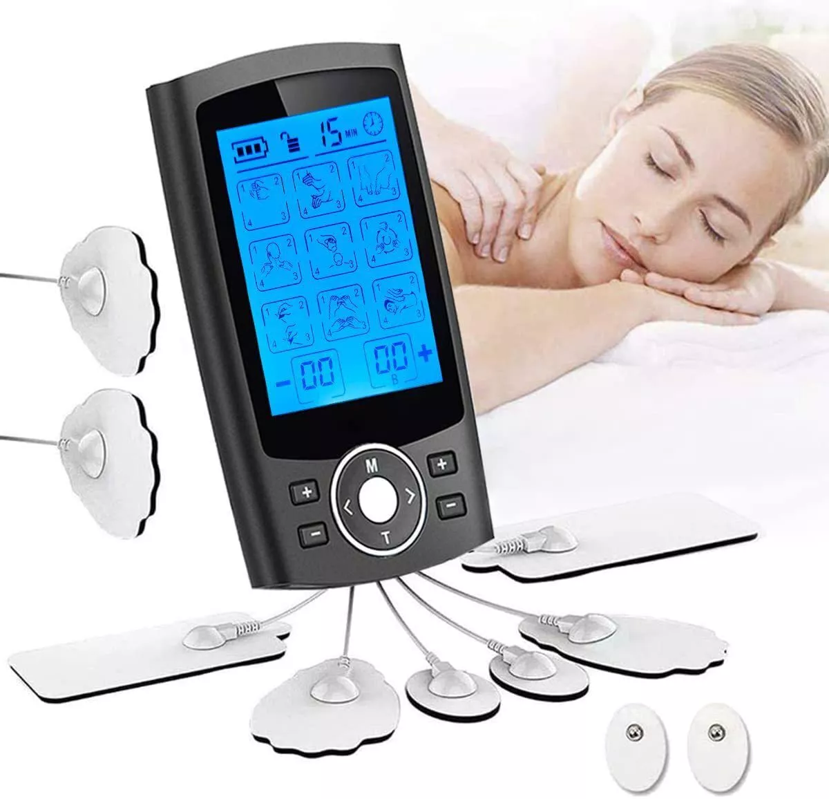 Ein schwarzes TENS-Gerät mit blauem Bildschirm, der Körperdiagramme und Einstellungen zeigt, umgeben von weißen Elektrodenpads. Eine Frau erhält eine Massage im unscharfen Hintergrund.