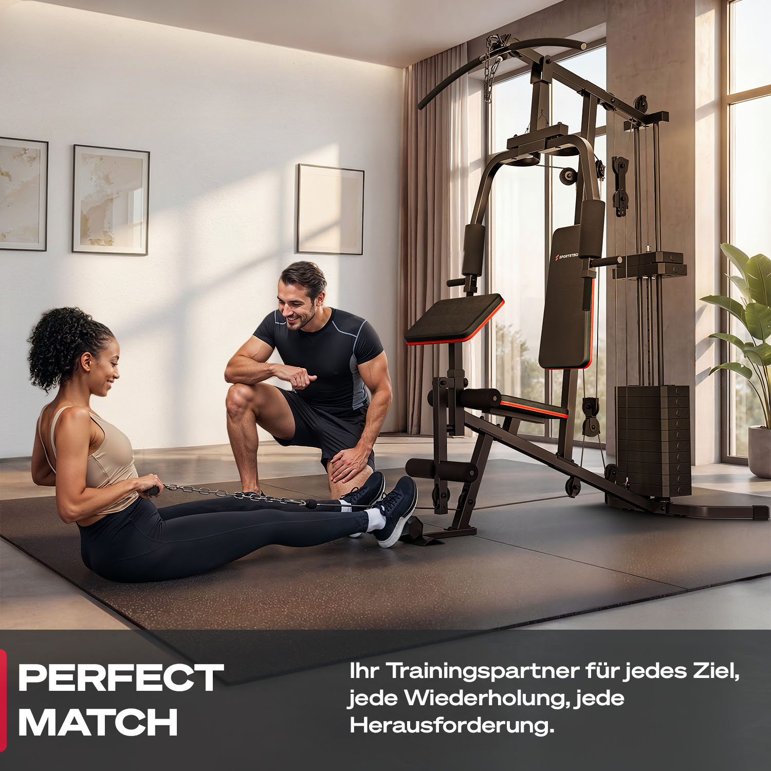 Mann und Frau trainieren mit einem Heimtrainer. Frau zieht Kette, Mann kniet daneben.