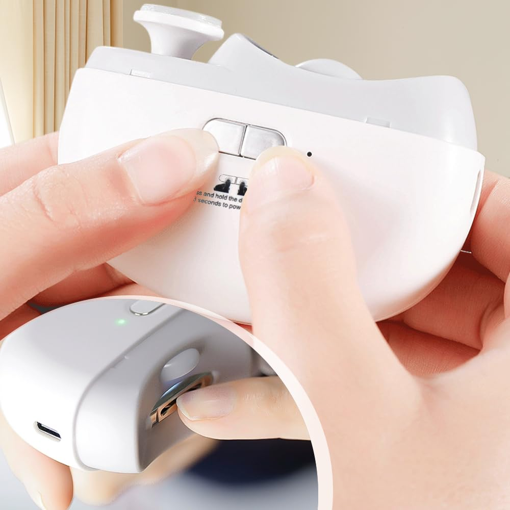 Weiße Massagegerät mit zwei Fingern, die Knöpfe drücken und ein Kabel einstecken.