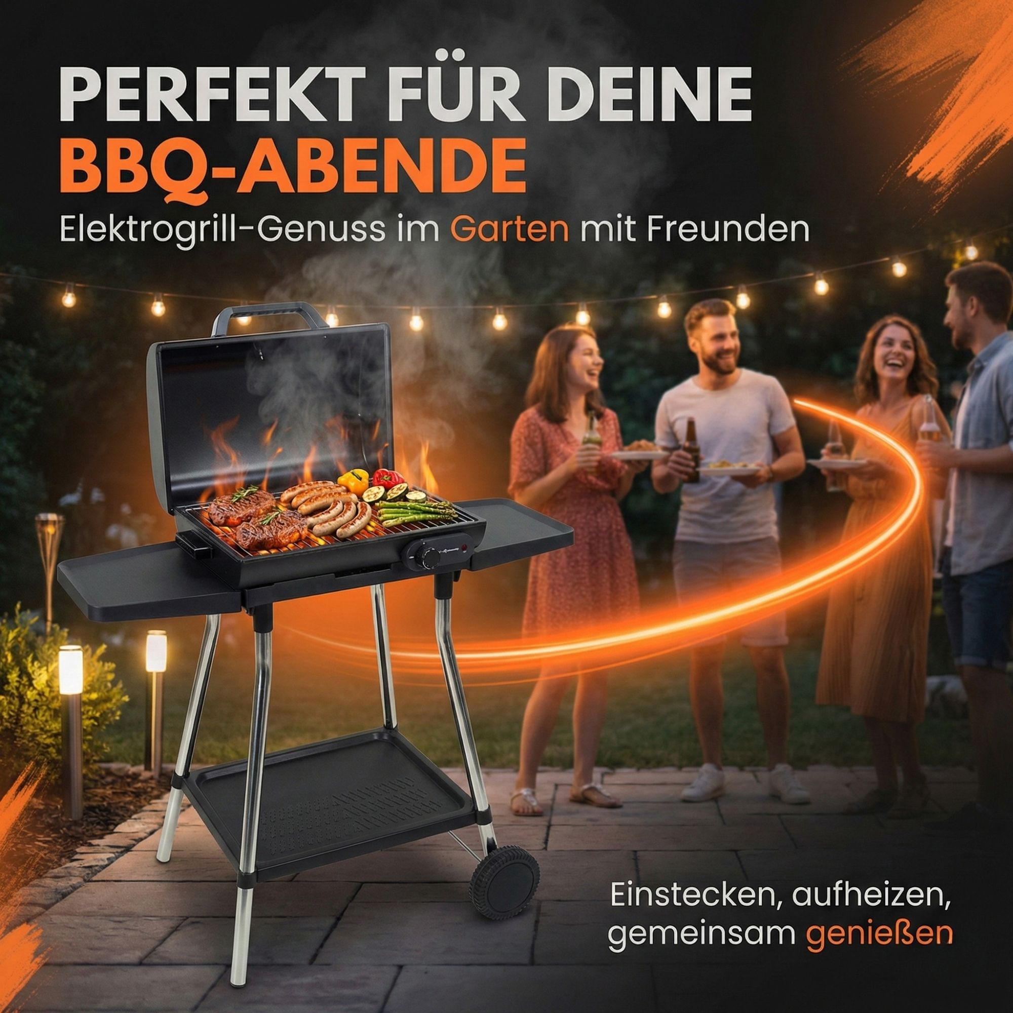 Ein Elektrogrill mit Würstchen und Gemüse in einem Garten bei Nacht mit Lichtern.