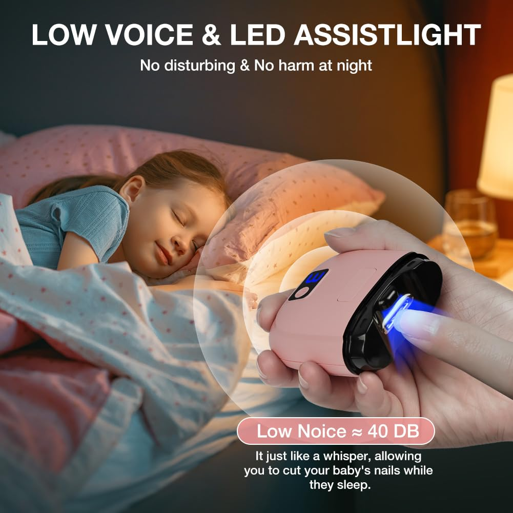 Ein rosa Nagelknipser mit LED-Licht schneidet Baby-Nägel neben einem schlafenden Kind.