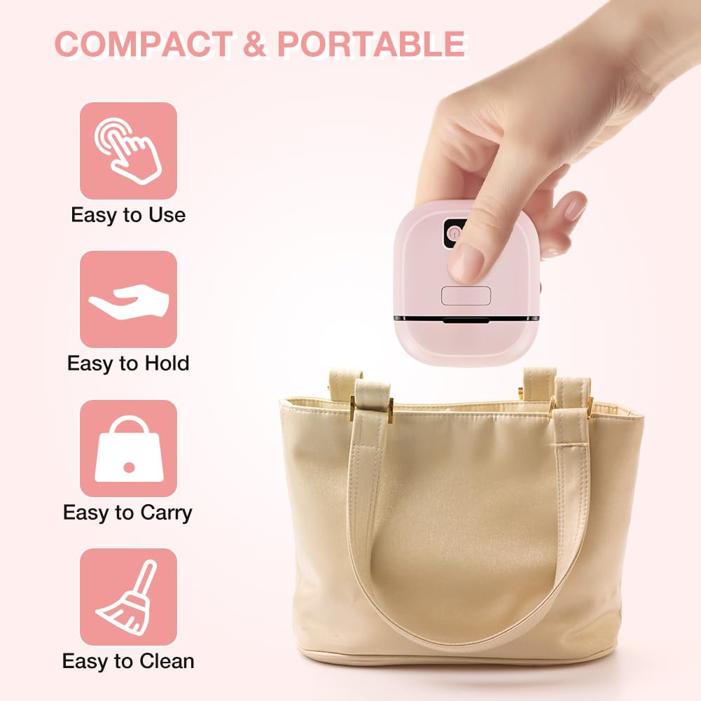 Eine Hand hält einen kleinen, rosafarbenen Drucker über eine beige Tasche.