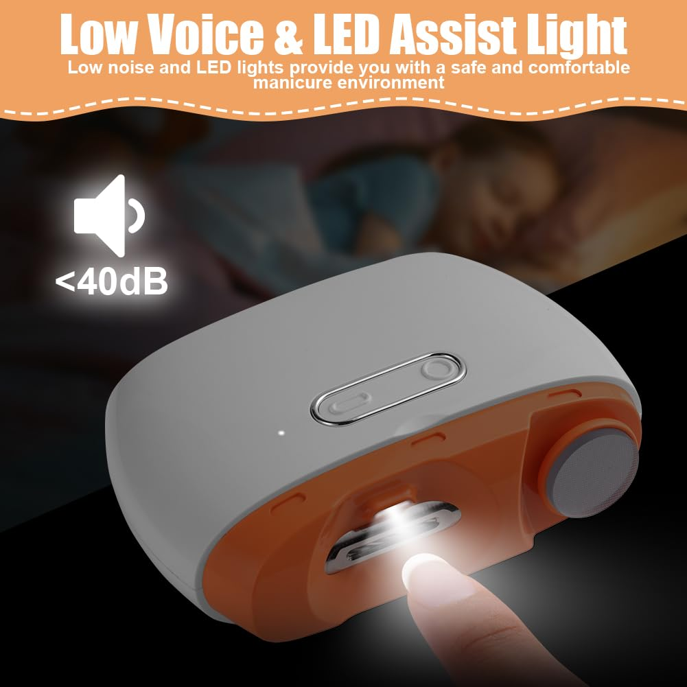 Ein Baby schläft, während ein Nagelknipser mit LED-Licht leuchtet.