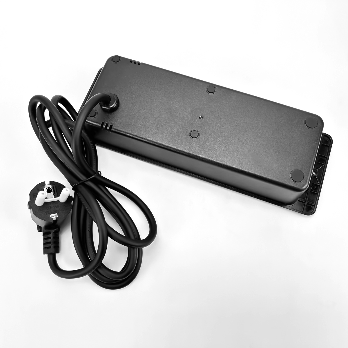 Czarna listwa zasilająca z kablem i wtyczką na białym tle.